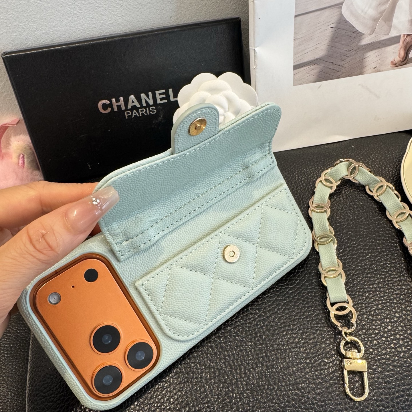 💃CHANEL💠香奈儿火爆时尚圈的手机壳专柜同款双C链条⛓️手腕带，鱼子酱皮菱格车线翻盖插卡，时尚潮流必