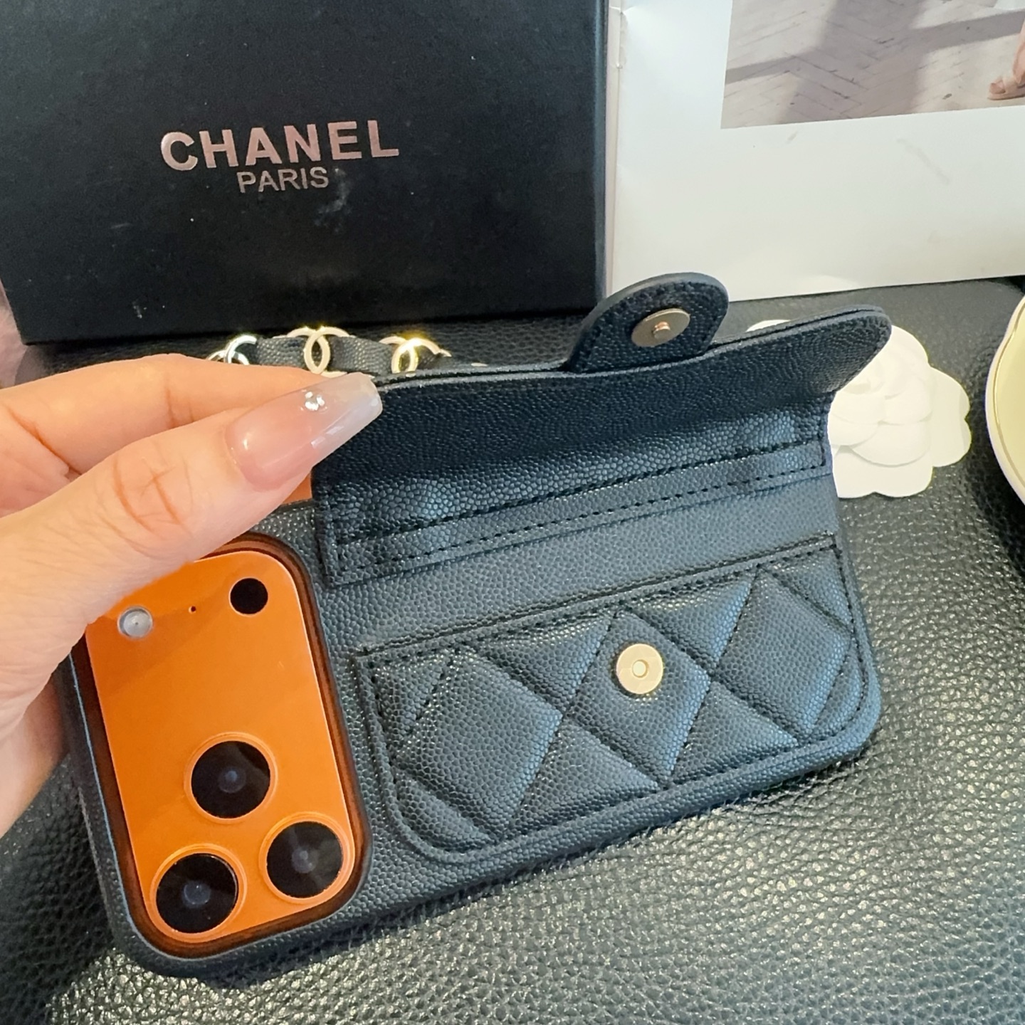 💃CHANEL💠香奈儿火爆时尚圈的手机壳专柜同款双C链条⛓️手腕带，鱼子酱皮菱格车线翻盖插卡，时尚潮流必