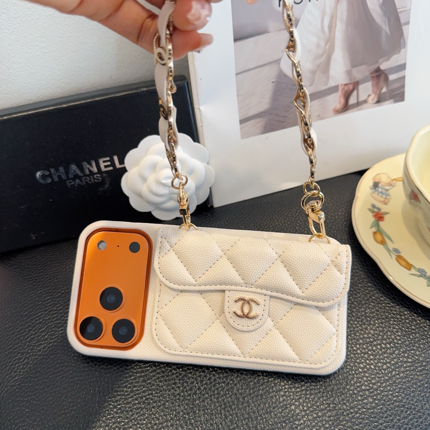 💃CHANEL💠香奈儿火爆时尚圈的手机壳专柜同款双C链条⛓️手腕带，鱼子酱皮菱格车线翻盖插卡，时尚潮流必
