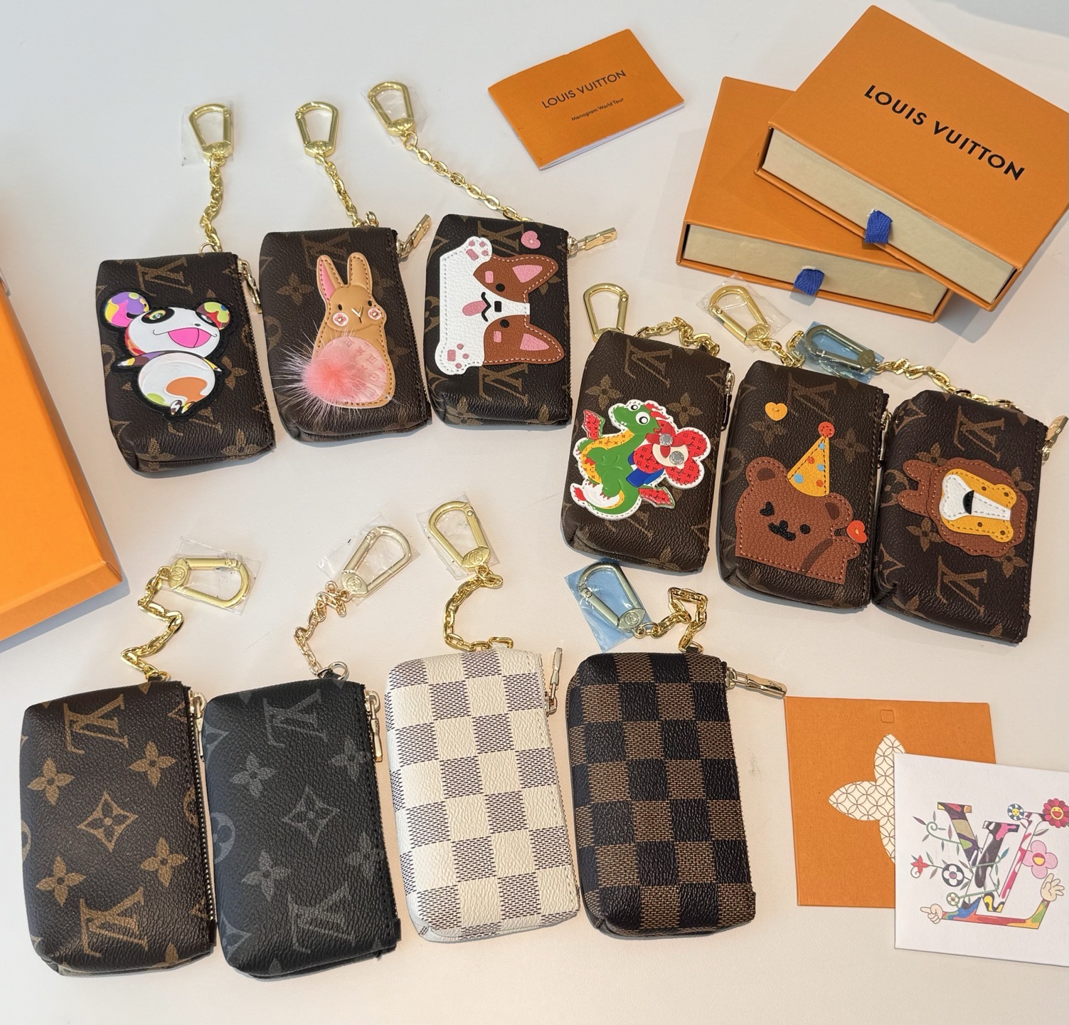 独家新品LV卡通老花零钱包包，经典老花钥匙扣耳机包，包包挂饰，零钱包  超纤材质 五金为进口钢 原版lo