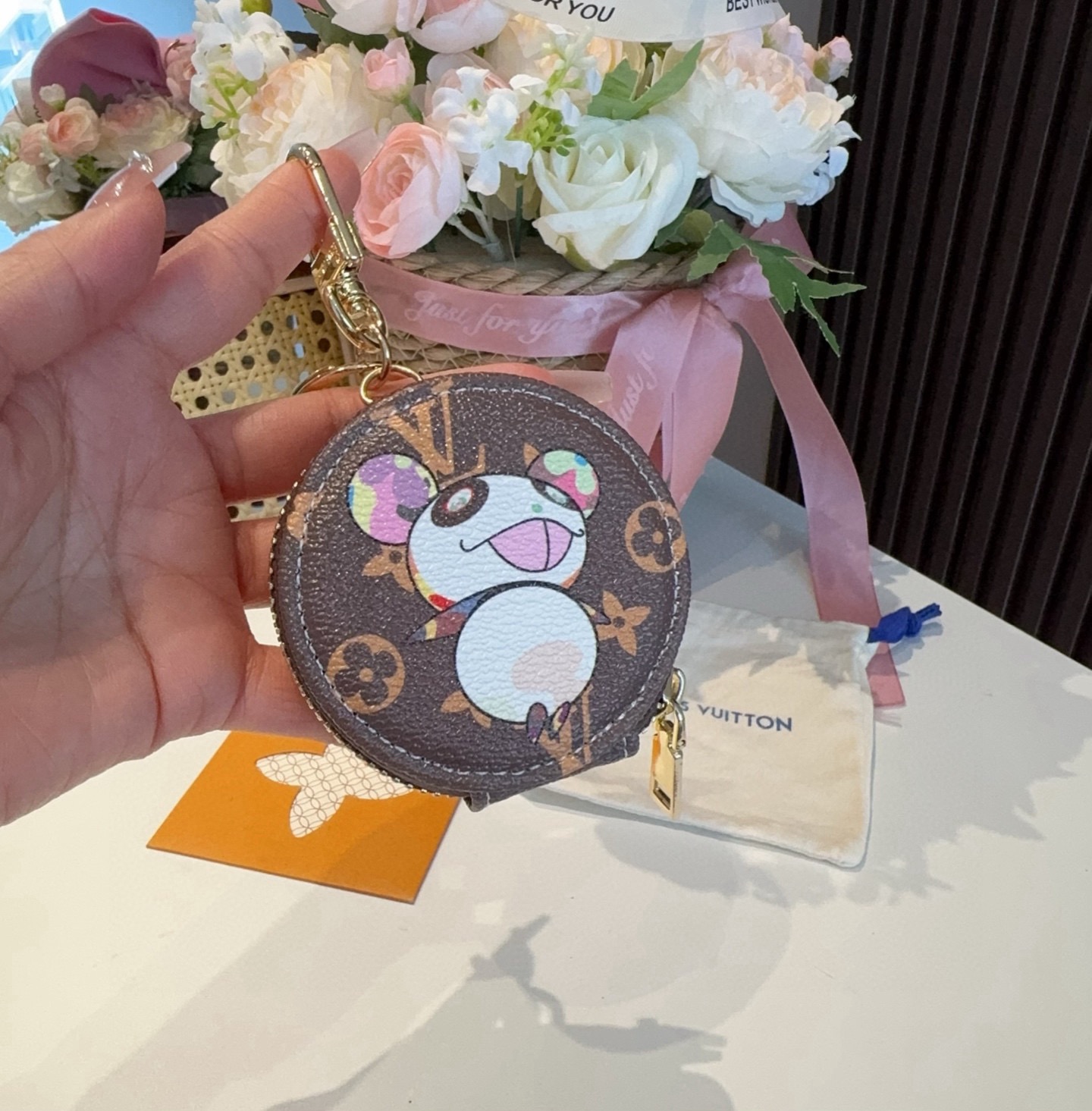 村上隆联名熊猫人 LV蓝牙耳机包搭配钥匙扣，通用型耳机包，既可以放心爱耳的机还可以美美挂包在包上、钥匙扣
