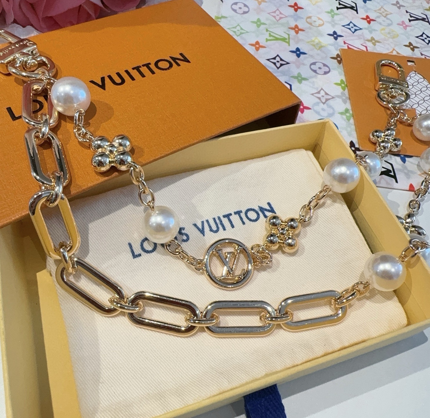 LV钥匙扣 包包挂链 Figaro 腰带链以莹泽黄铜锻造双链设计，再令品牌经典标识巧妙嵌入链环之间。LV