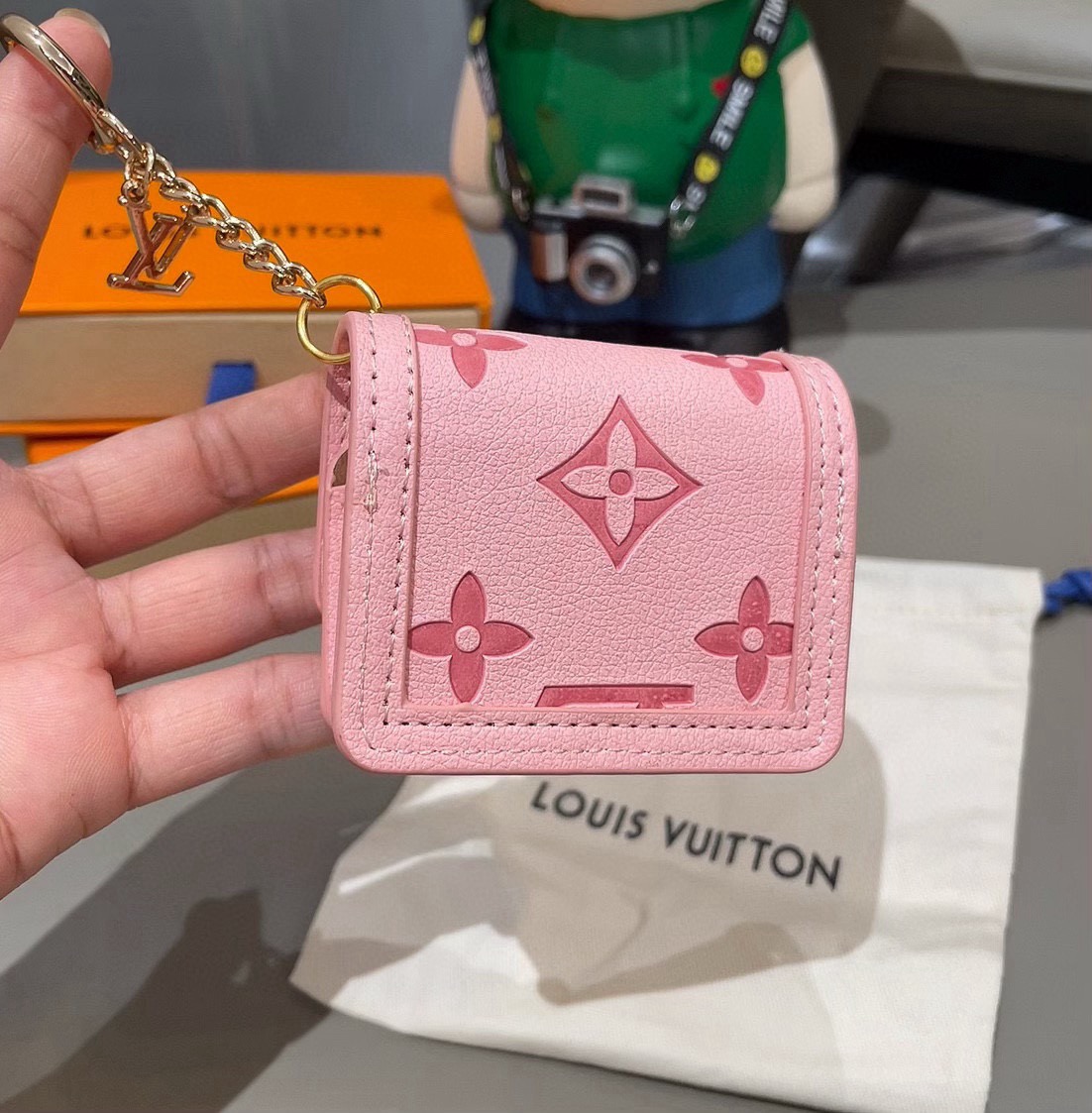 LV通用蓝牙耳机包，LV压花钥匙扣耳机包，挂饰包饰！配长链条🉑️斜挎，挂包包 方便携带！