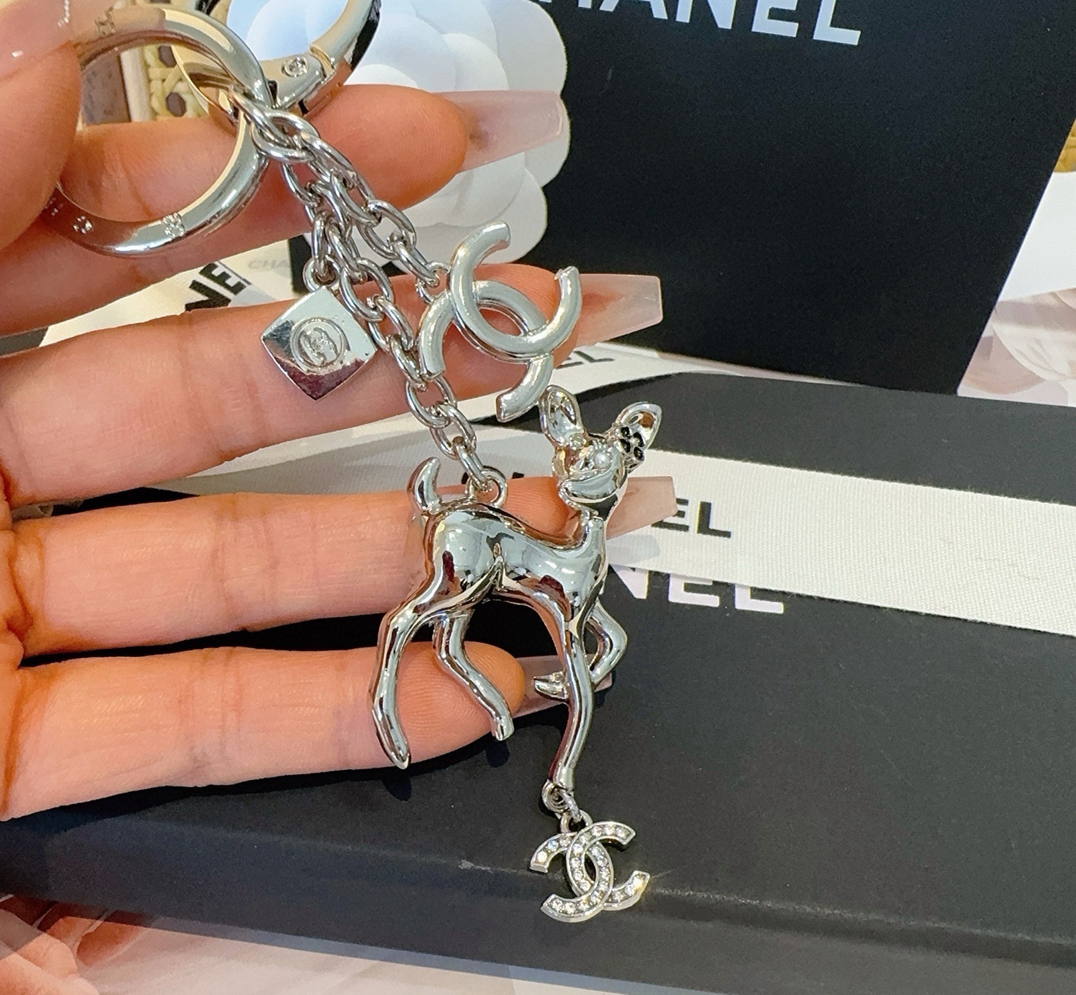 CHANEL香奈儿梅花鹿🦌钥匙扣挂件 ~包包挂饰车钥匙挂件经典双C标志，奢华与趣味并存。随身挂包/钥匙，