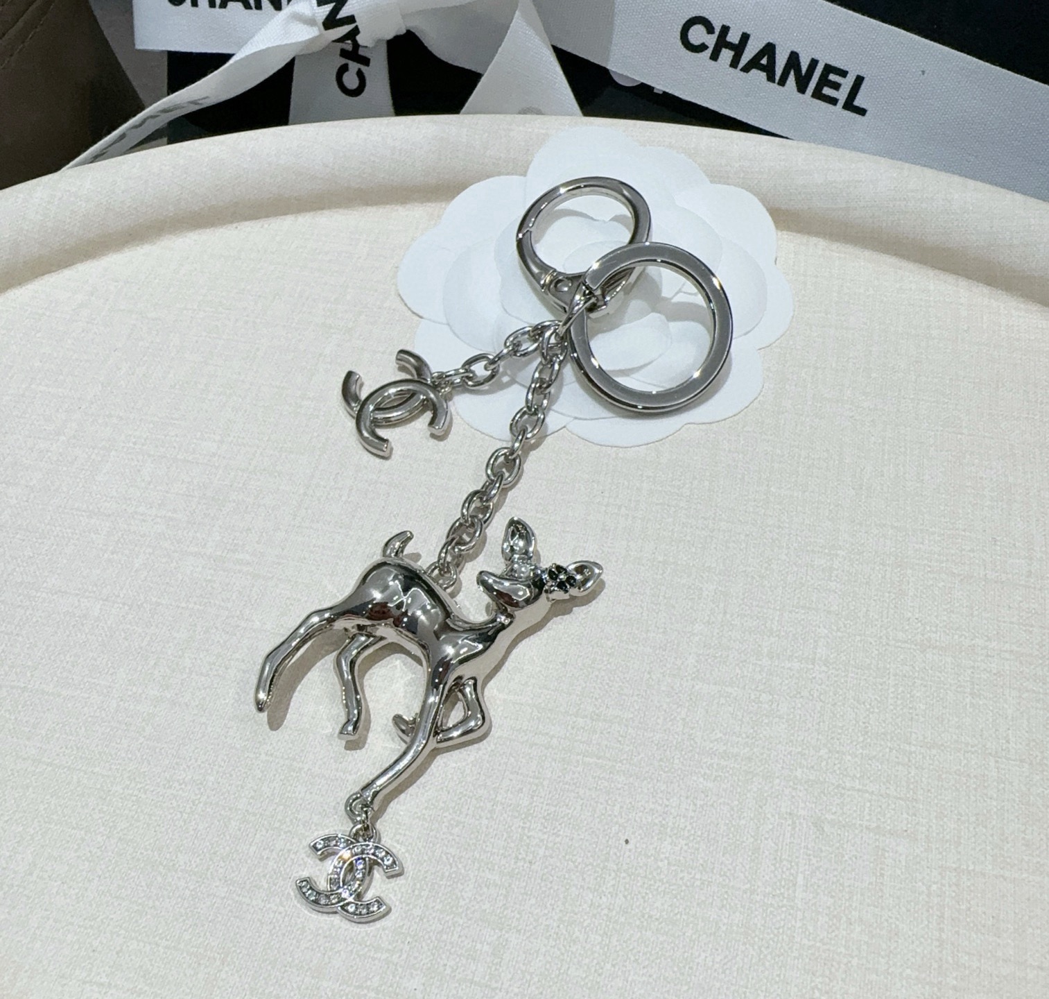 CHANEL香奈儿梅花鹿🦌钥匙扣挂件 ~包包挂饰车钥匙挂件经典双C标志，奢华与趣味并存。随身挂包/钥匙，