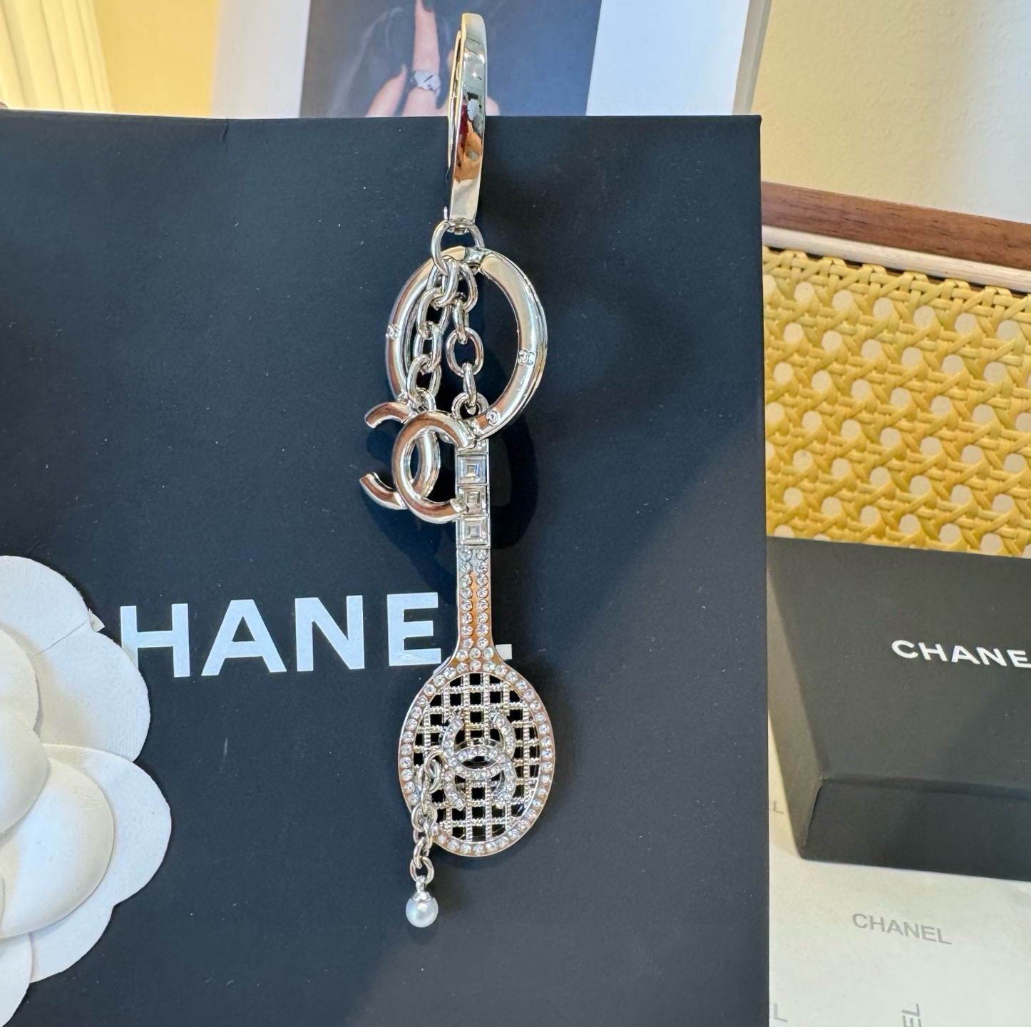 CHANEL香奈儿网球拍钥匙扣挂件 ~包包挂饰车钥匙挂件经典菱格纹搭配双C标志，奢华与趣味并存。随身挂包