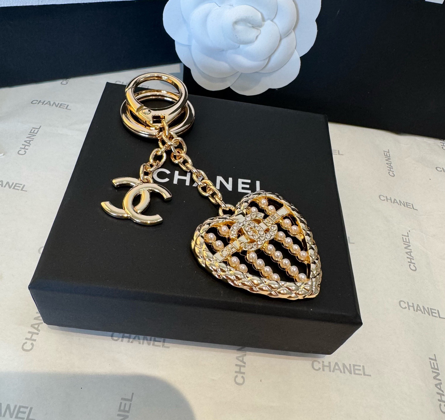 CHANEL香奈儿爱心❤️算盘钥匙扣挂件 ~包包挂饰 车钥匙挂件精巧算盘珠点缀爱心设计，经典菱格纹搭配双