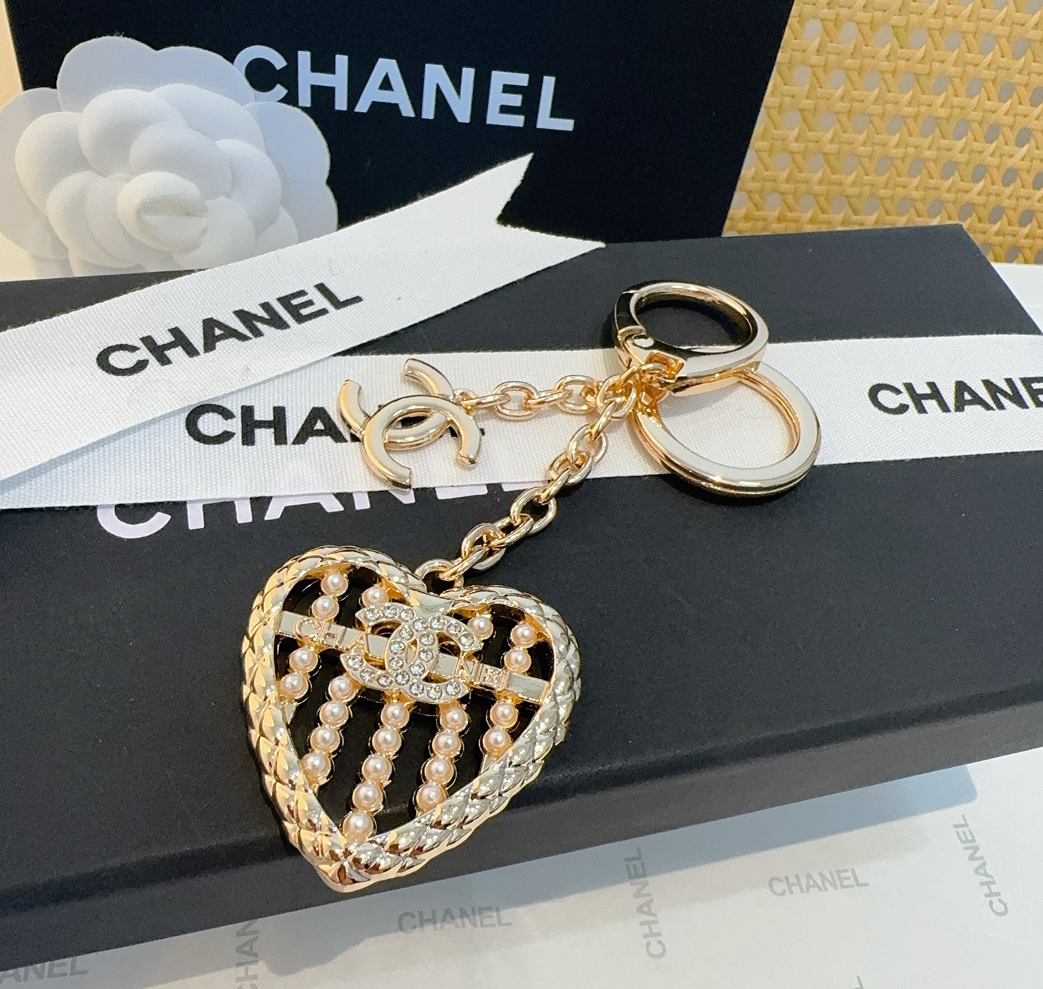 CHANEL香奈儿爱心❤️算盘钥匙扣挂件 ~包包挂饰 车钥匙挂件精巧算盘珠点缀爱心设计，经典菱格纹搭配双