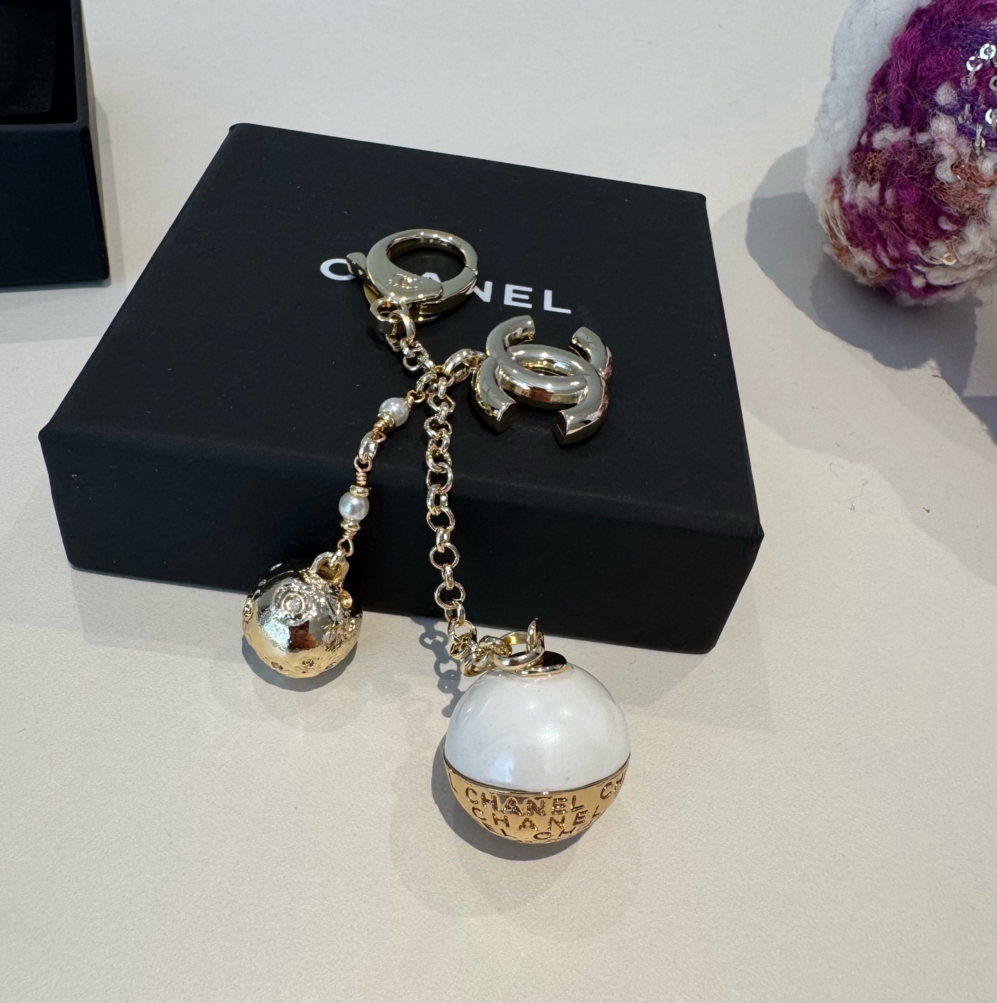 CHANEL香奈儿地球仪钥匙扣挂件 ~包包挂饰车钥匙挂件精巧经典菱格纹搭配双C标志，奢华与趣味并存。随身