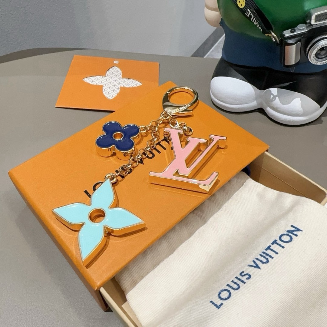 LOUIS VUITTON官网钥匙扣 LV经典四瓣花设计，精钢电镀搭配精致珐琅 高品质 不是市面普通版本