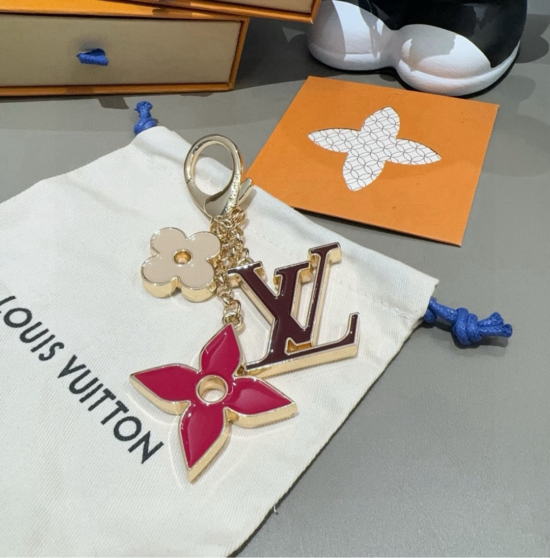 LOUIS VUITTON官网钥匙扣 LV经典四瓣花设计，精钢电镀搭配精致珐琅 高品质 不是市面普通版本