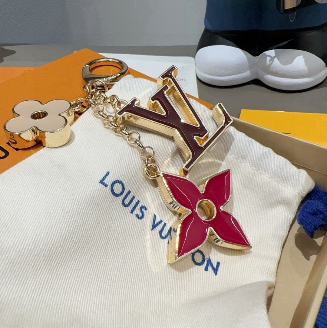 LOUIS VUITTON官网钥匙扣 LV经典四瓣花设计，精钢电镀搭配精致珐琅 高品质 不是市面普通版本