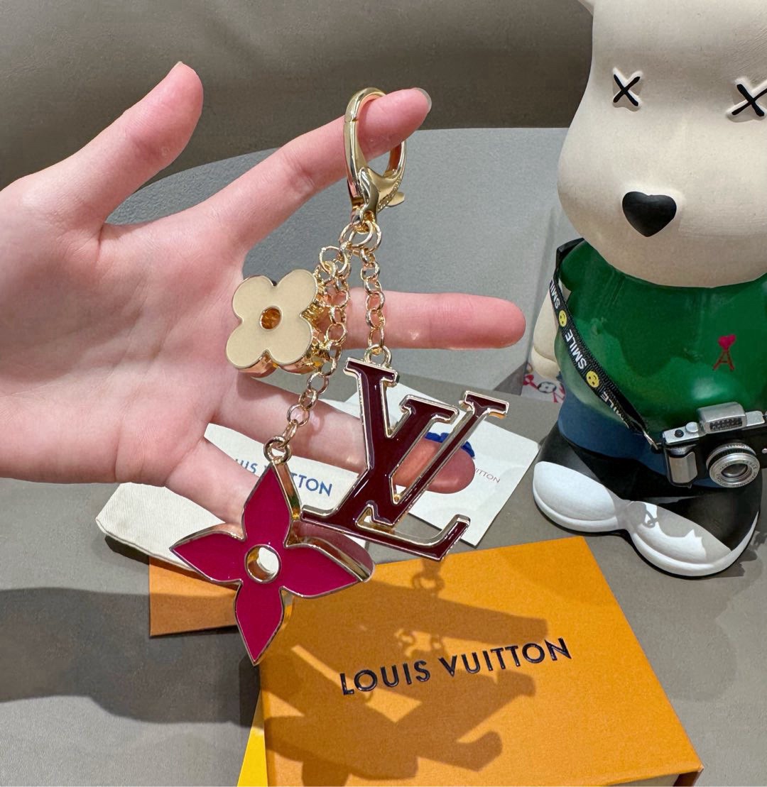 LOUIS VUITTON官网钥匙扣 LV经典四瓣花设计，精钢电镀搭配精致珐琅 高品质 不是市面普通版本