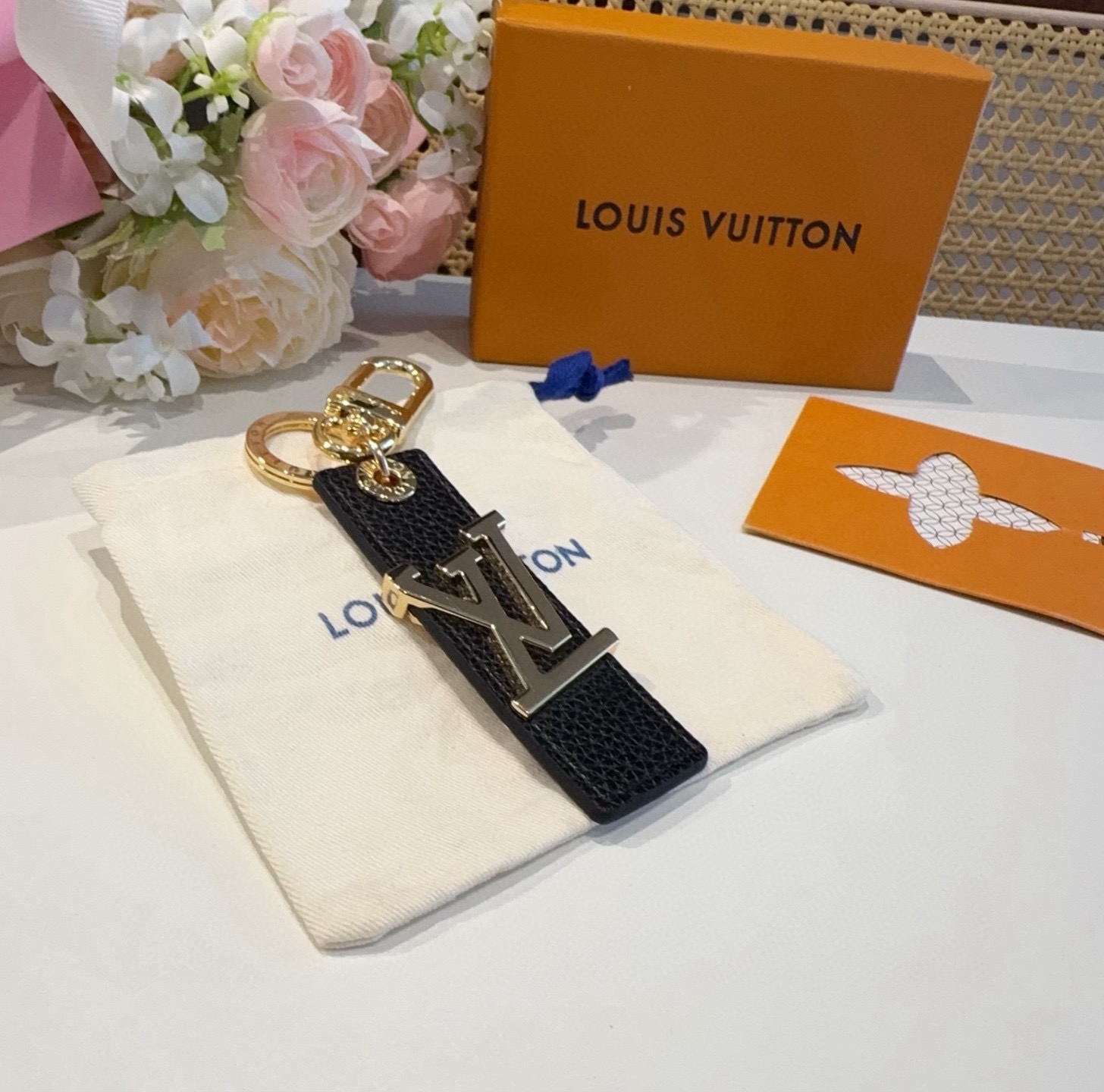 LV钥匙扣  包饰 车钥匙挂件 LV OBLIQUE TAB 包饰与钥匙扣LV Oblique Tab 