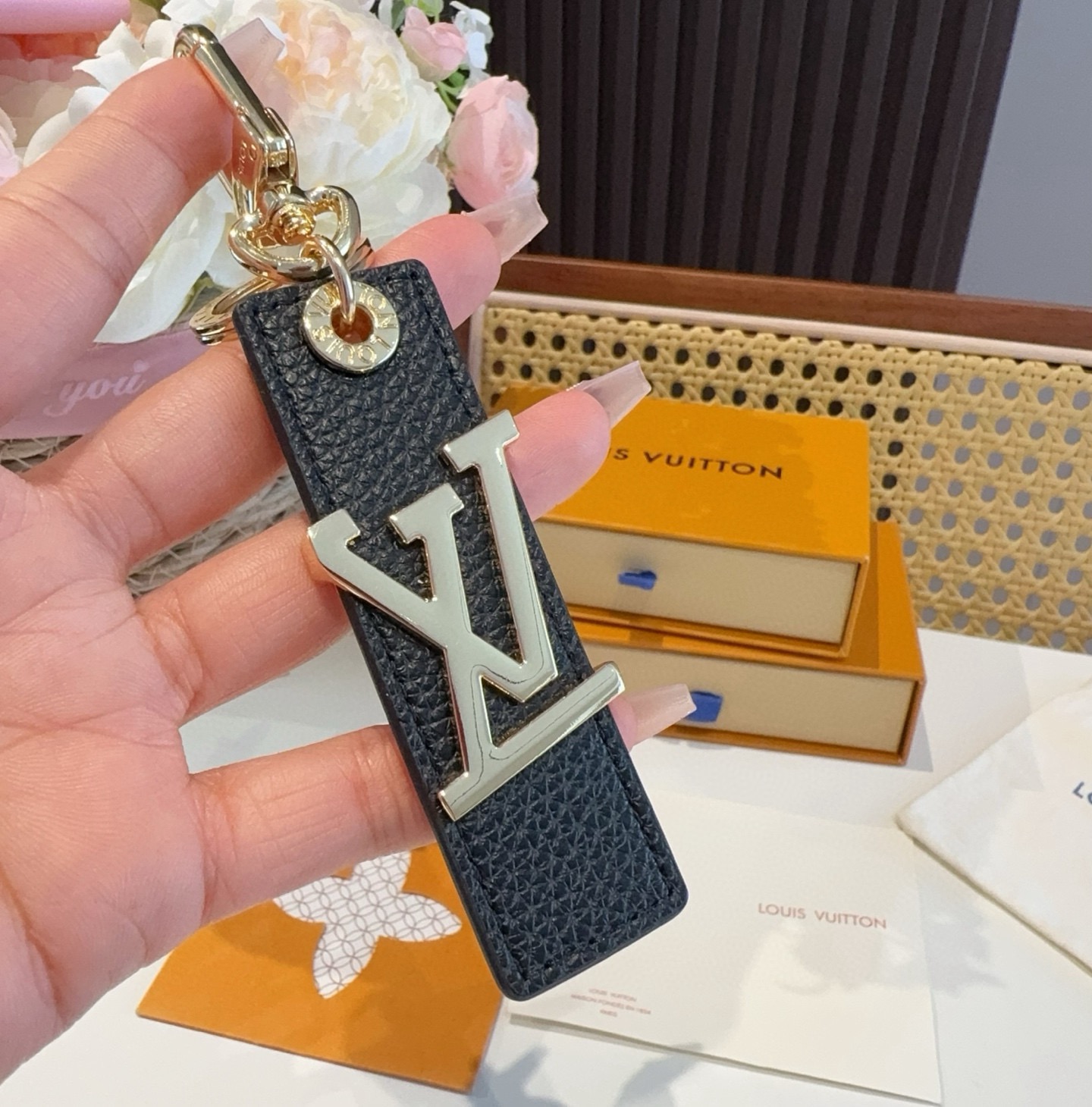 LV钥匙扣  包饰 车钥匙挂件 LV OBLIQUE TAB 包饰与钥匙扣LV Oblique Tab 
