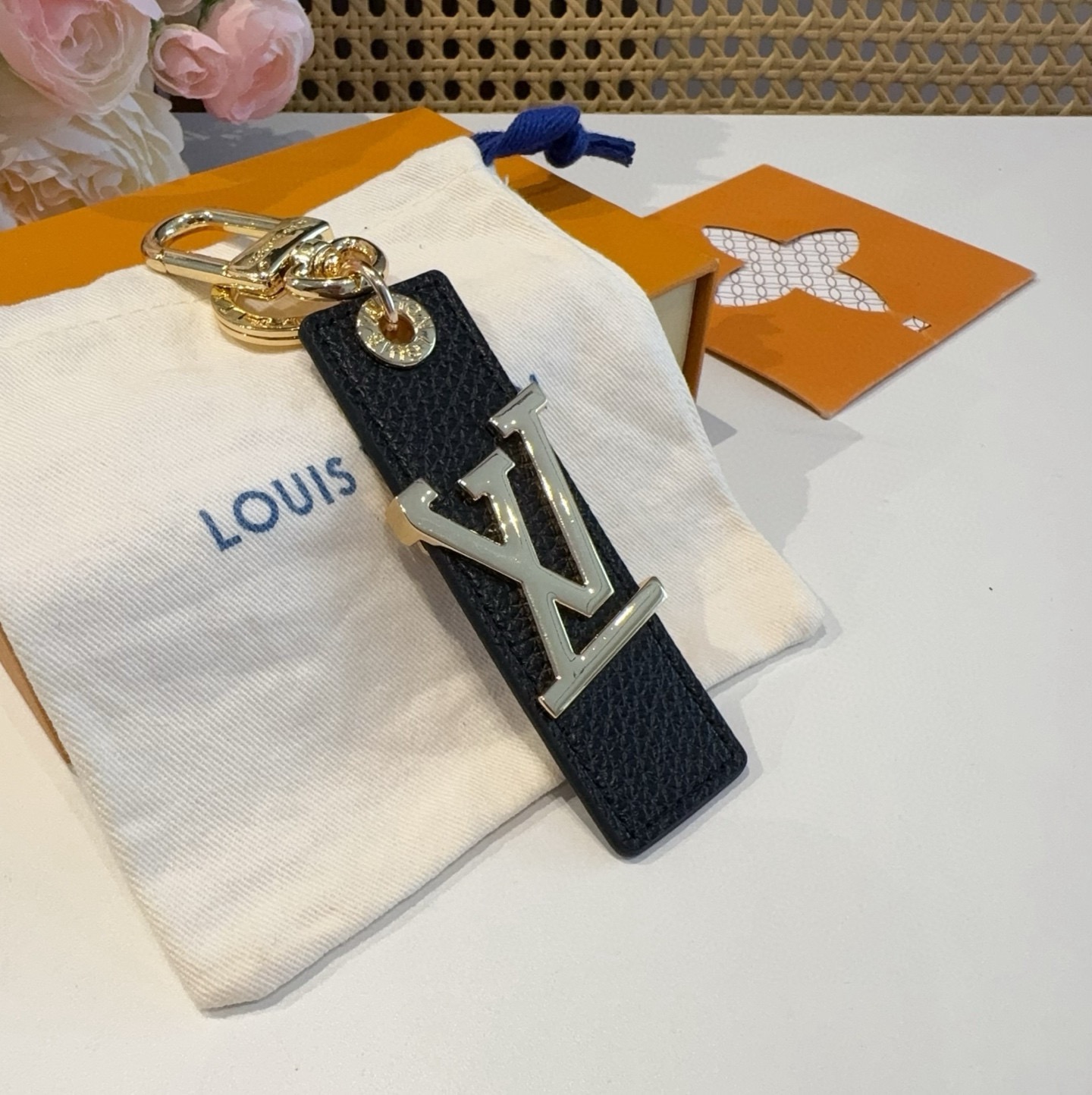 LV钥匙扣  包饰 车钥匙挂件 LV OBLIQUE TAB 包饰与钥匙扣LV Oblique Tab 