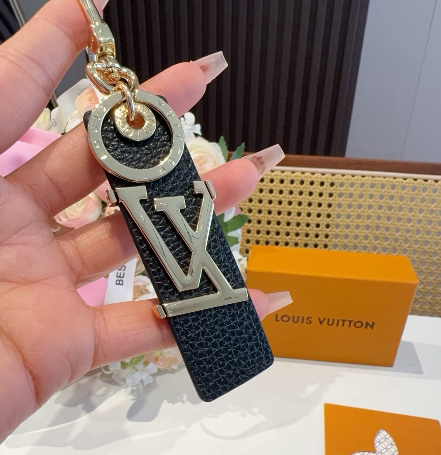 LV钥匙扣  包饰 车钥匙挂件 LV OBLIQUE TAB 包饰与钥匙扣LV Oblique Tab 