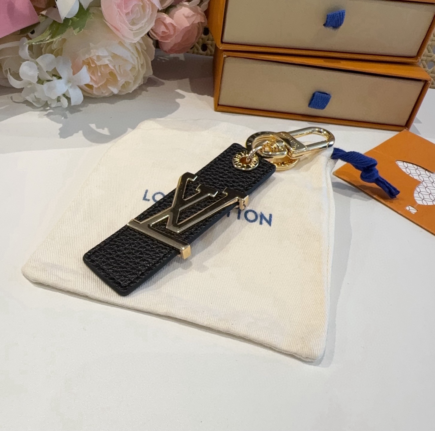 LV钥匙扣  包饰 车钥匙挂件 LV OBLIQUE TAB 包饰与钥匙扣LV Oblique Tab 