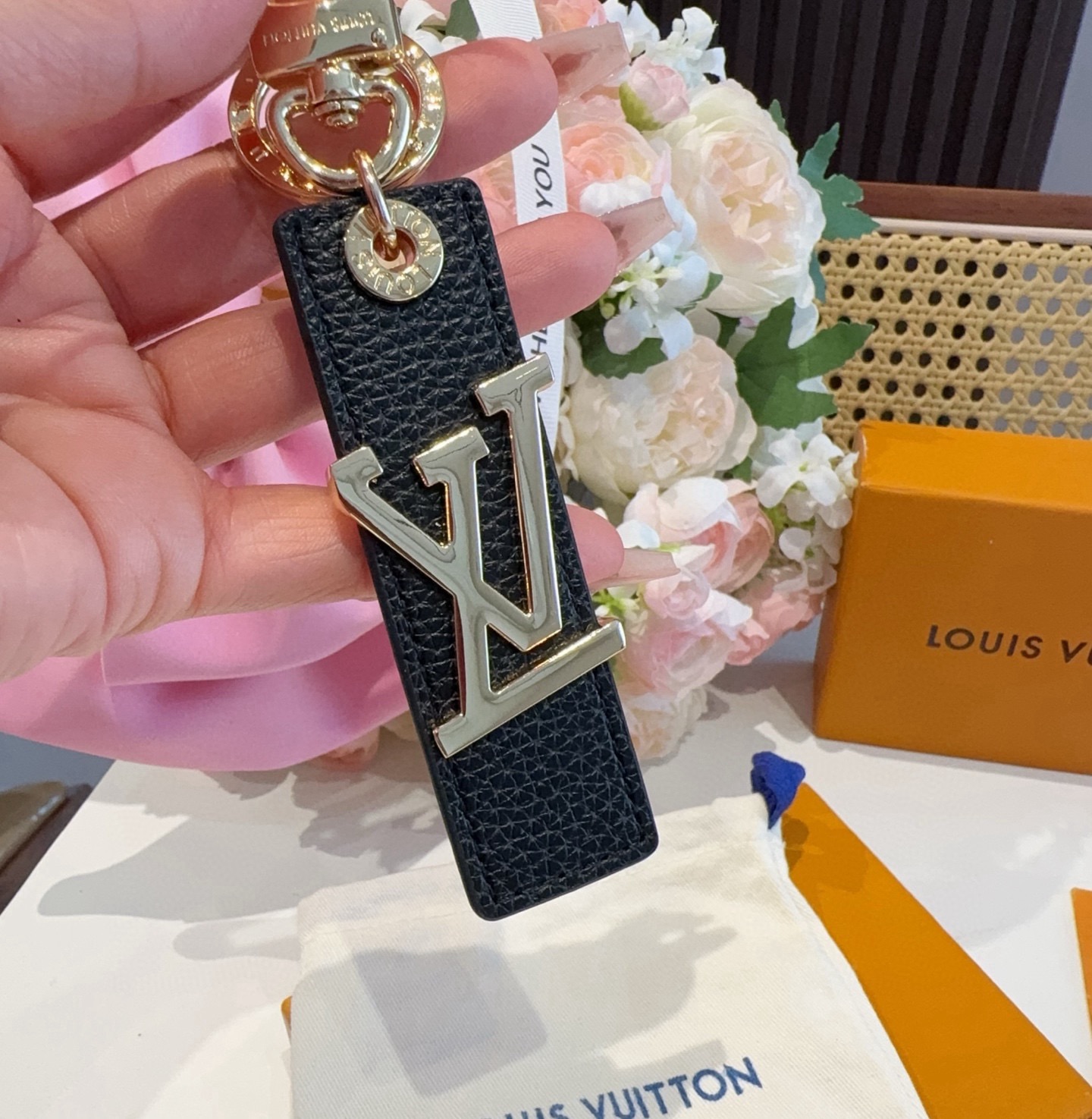 LV钥匙扣  包饰 车钥匙挂件 LV OBLIQUE TAB 包饰与钥匙扣LV Oblique Tab 