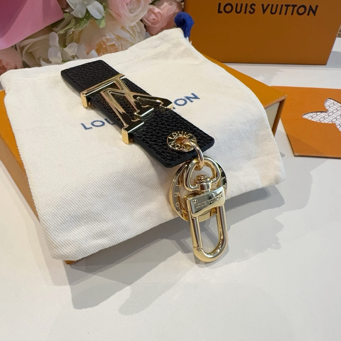 LV钥匙扣  包饰 车钥匙挂件 LV OBLIQUE TAB 包饰与钥匙扣LV Oblique Tab 