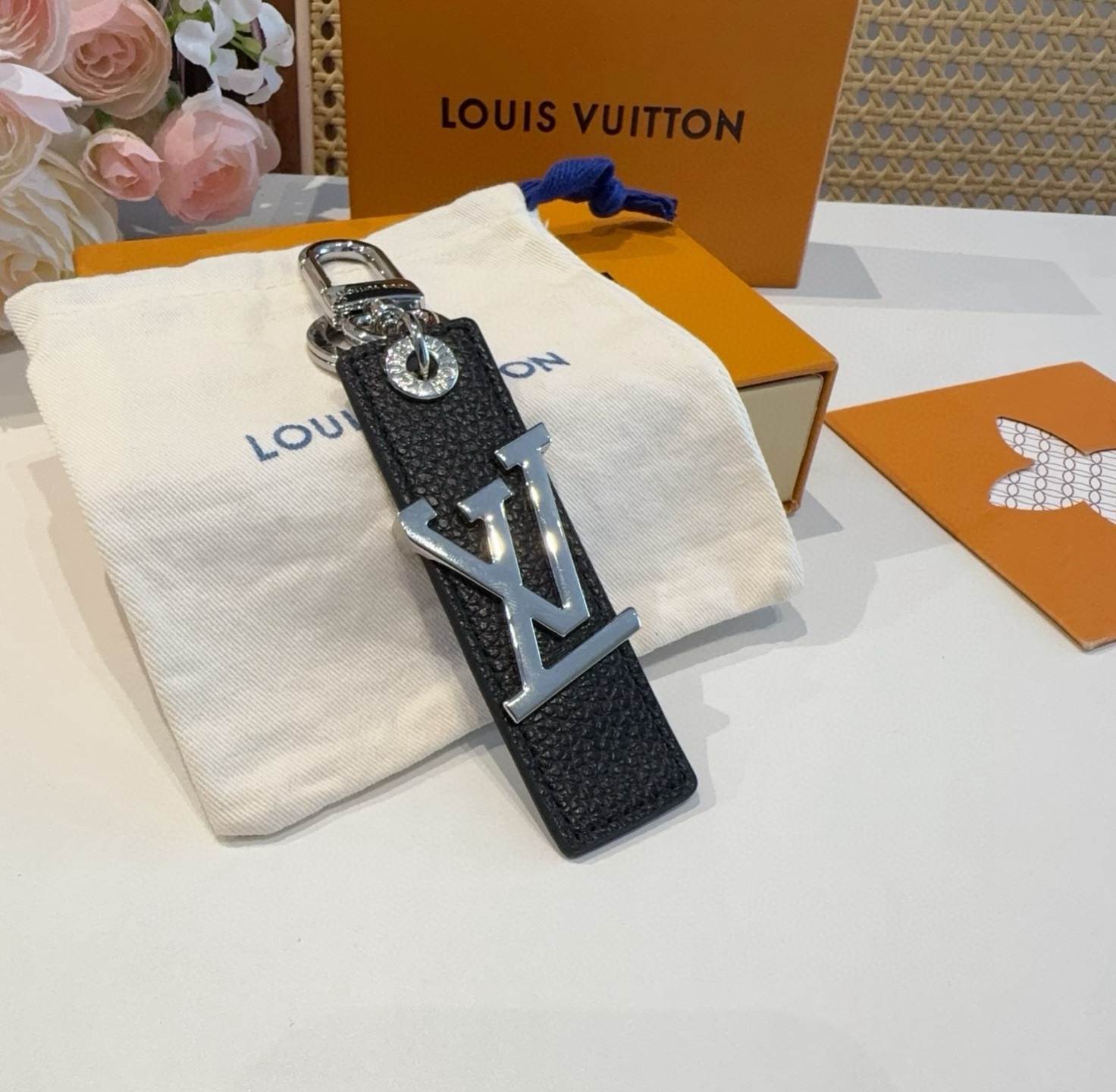 LV钥匙扣  包饰 车钥匙挂件 LV OBLIQUE TAB 包饰与钥匙扣LV Oblique Tab 