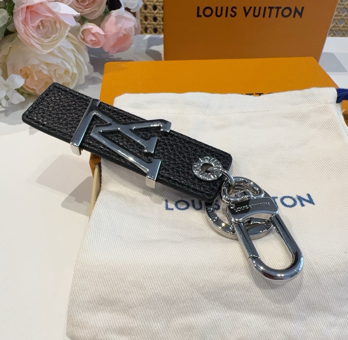 LV钥匙扣  包饰 车钥匙挂件 LV OBLIQUE TAB 包饰与钥匙扣LV Oblique Tab 
