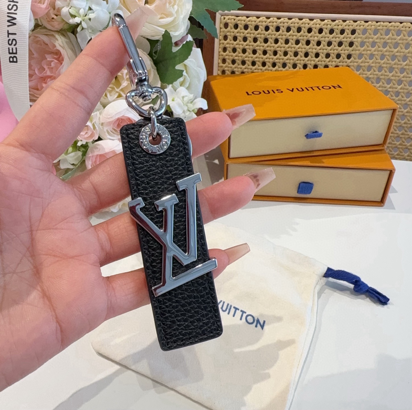 LV钥匙扣  包饰 车钥匙挂件 LV OBLIQUE TAB 包饰与钥匙扣LV Oblique Tab 
