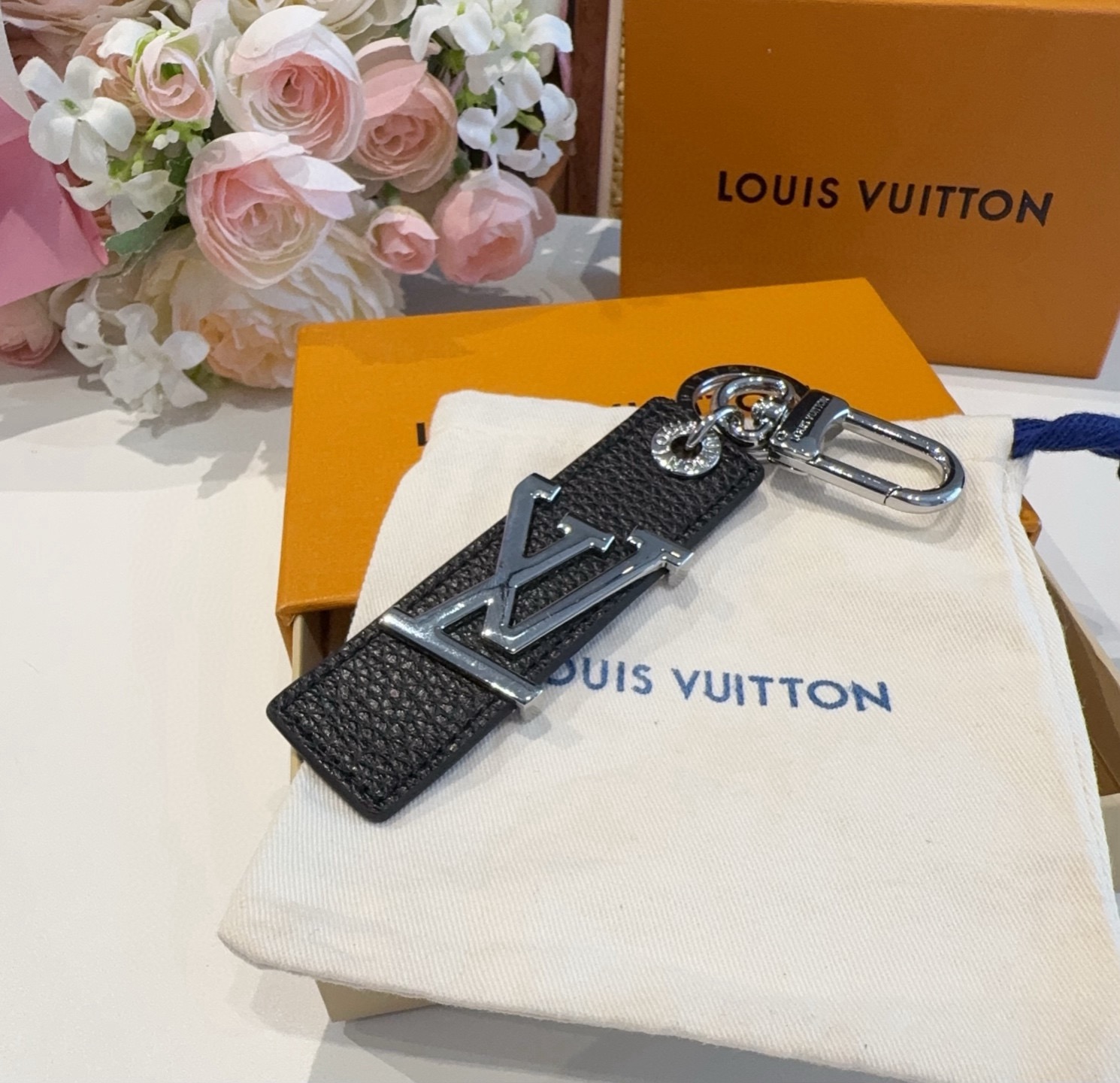 LV钥匙扣  包饰 车钥匙挂件 LV OBLIQUE TAB 包饰与钥匙扣LV Oblique Tab 