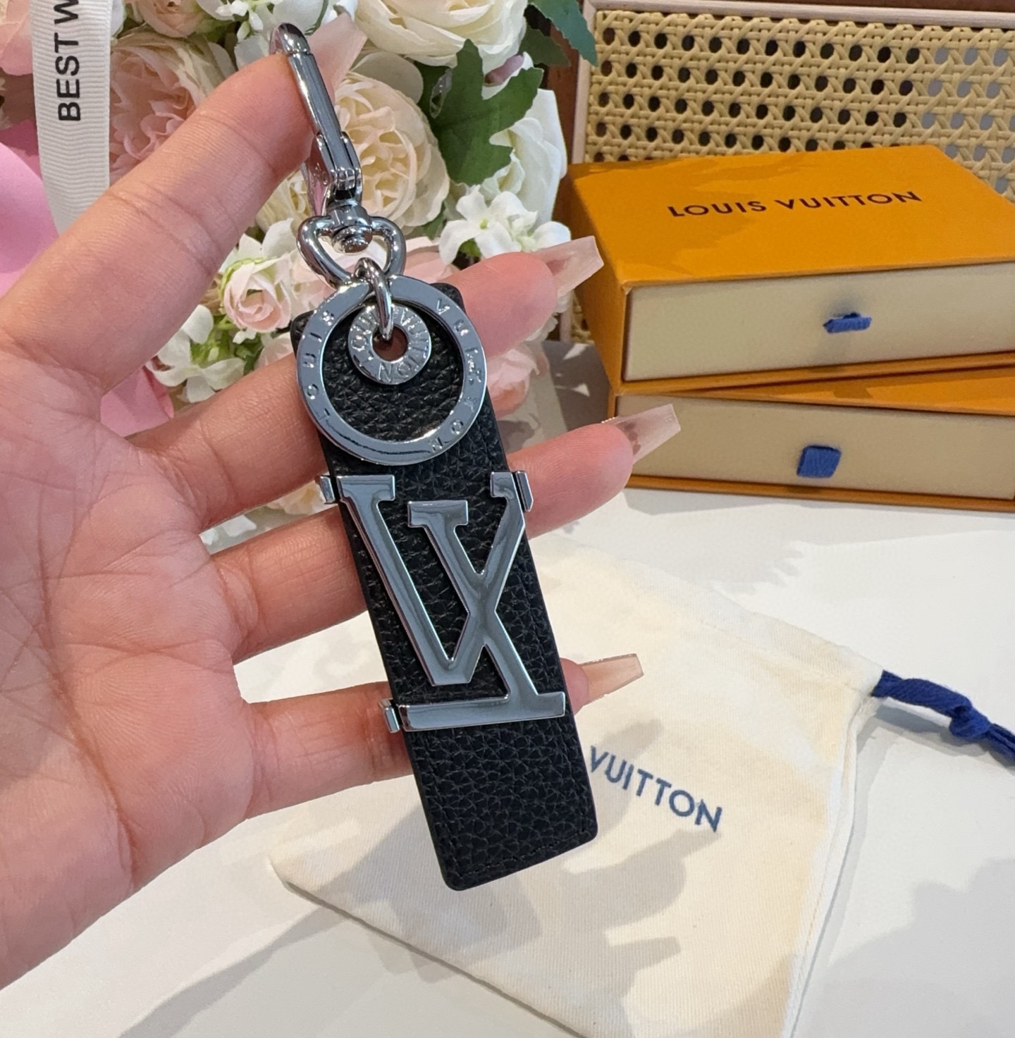LV钥匙扣  包饰 车钥匙挂件 LV OBLIQUE TAB 包饰与钥匙扣LV Oblique Tab 