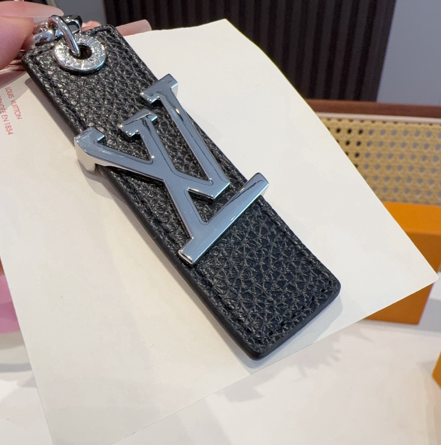 LV钥匙扣  包饰 车钥匙挂件 LV OBLIQUE TAB 包饰与钥匙扣LV Oblique Tab 
