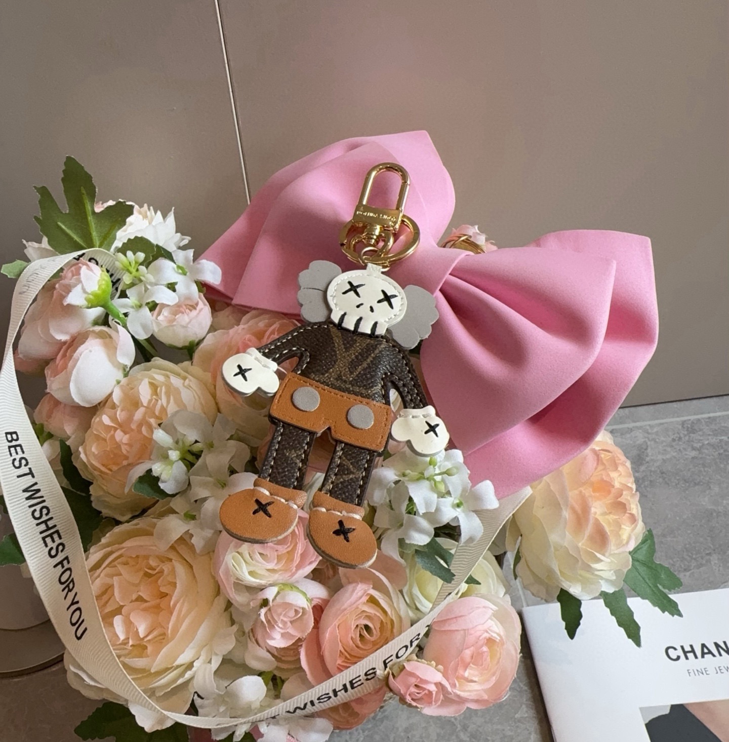 LOUIS VUITTON ✕ KAWS 钥匙扣包包挂件 lv公仔钥匙扣 挂饰KAWS公仔钥匙扣，与专柜