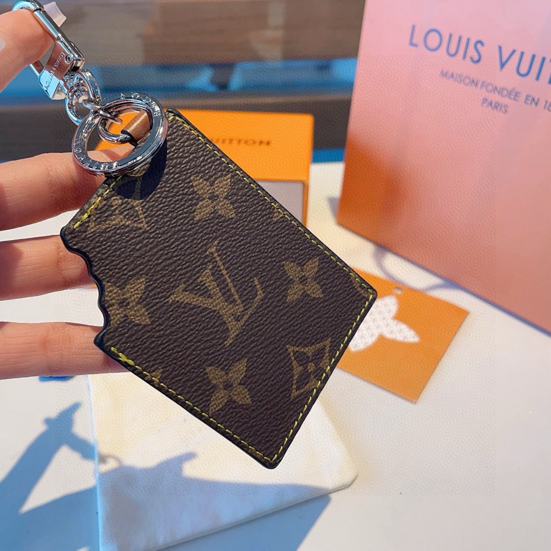 LOUIS VUITTON官网M01478钥匙扣挂件  LV秋冬新款包饰与钥匙扣。✨借鉴旅行袋中的钥匙扣