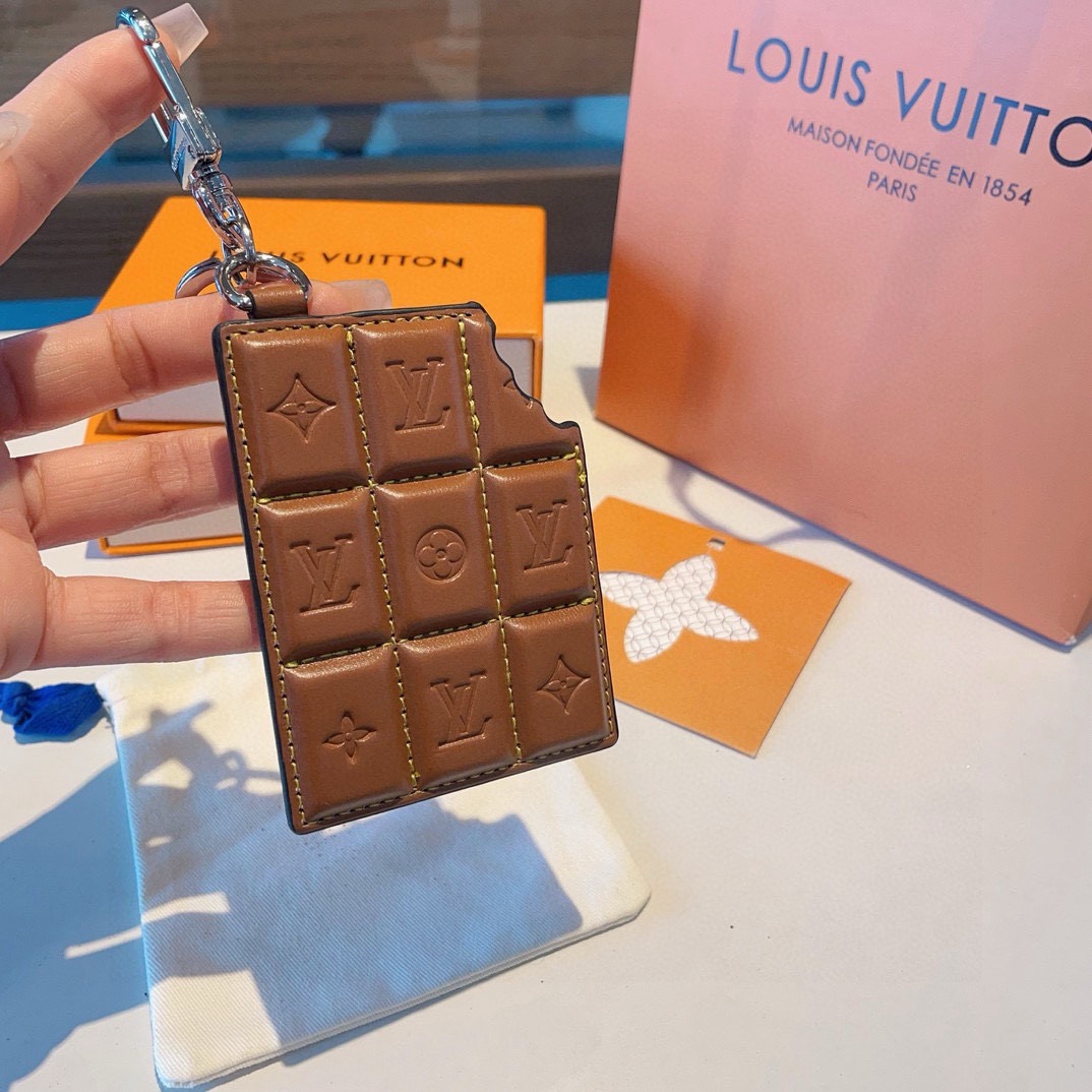 LOUIS VUITTON官网M01478钥匙扣挂件  LV秋冬新款包饰与钥匙扣。✨借鉴旅行袋中的钥匙扣