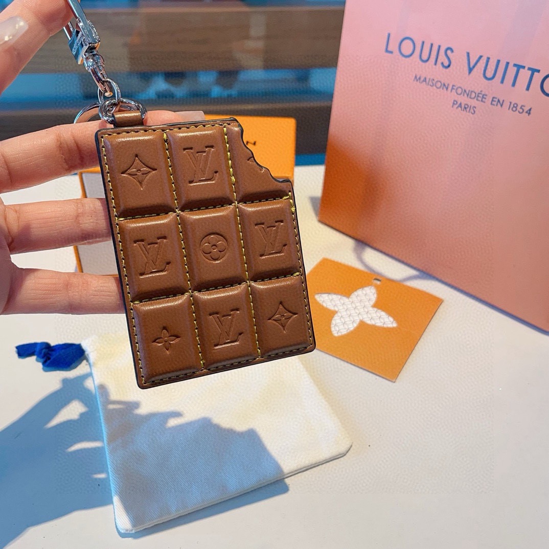 LOUIS VUITTON官网M01478钥匙扣挂件  LV秋冬新款包饰与钥匙扣。✨借鉴旅行袋中的钥匙扣