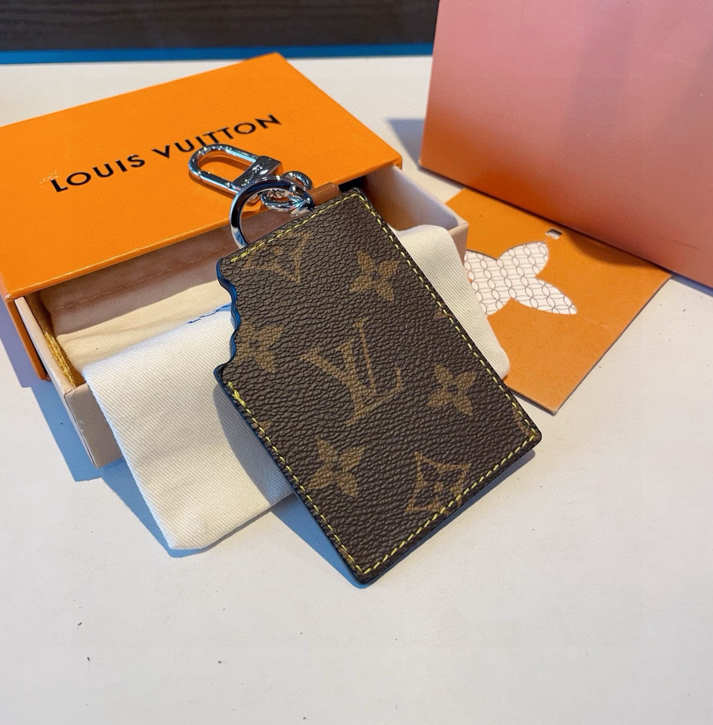 LOUIS VUITTON官网M01478钥匙扣挂件  LV秋冬新款包饰与钥匙扣。✨借鉴旅行袋中的钥匙扣