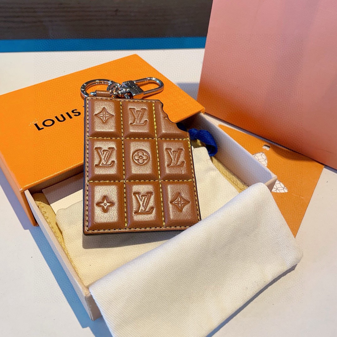 LOUIS VUITTON官网M01478钥匙扣挂件  LV秋冬新款包饰与钥匙扣。✨借鉴旅行袋中的钥匙扣