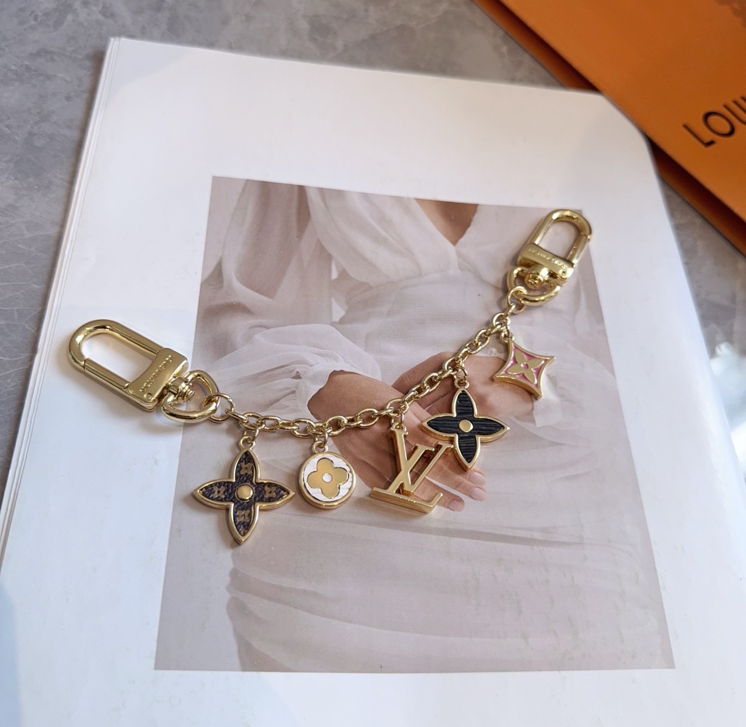 lv钥匙扣 官网M01188  包包挂饰SPring Street Chain 包饰将 Monogram
