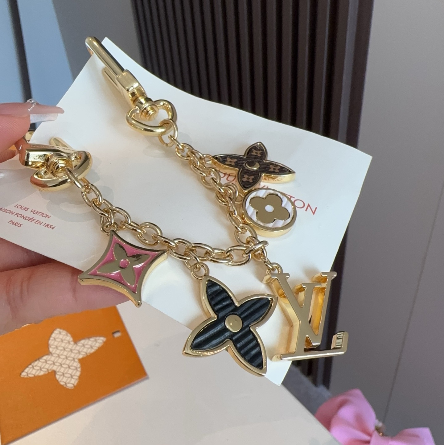 lv钥匙扣 官网M01188  包包挂饰SPring Street Chain 包饰将 Monogram