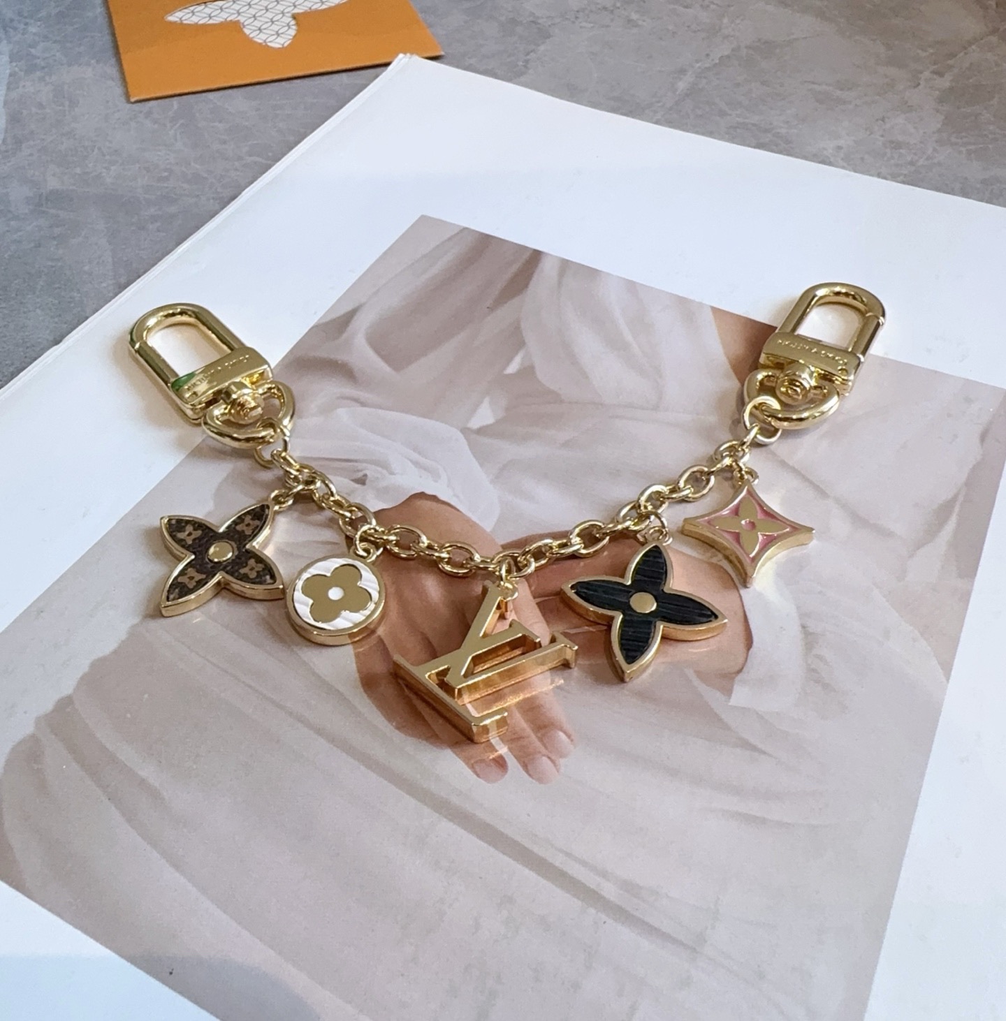 lv钥匙扣 官网M01188  包包挂饰SPring Street Chain 包饰将 Monogram