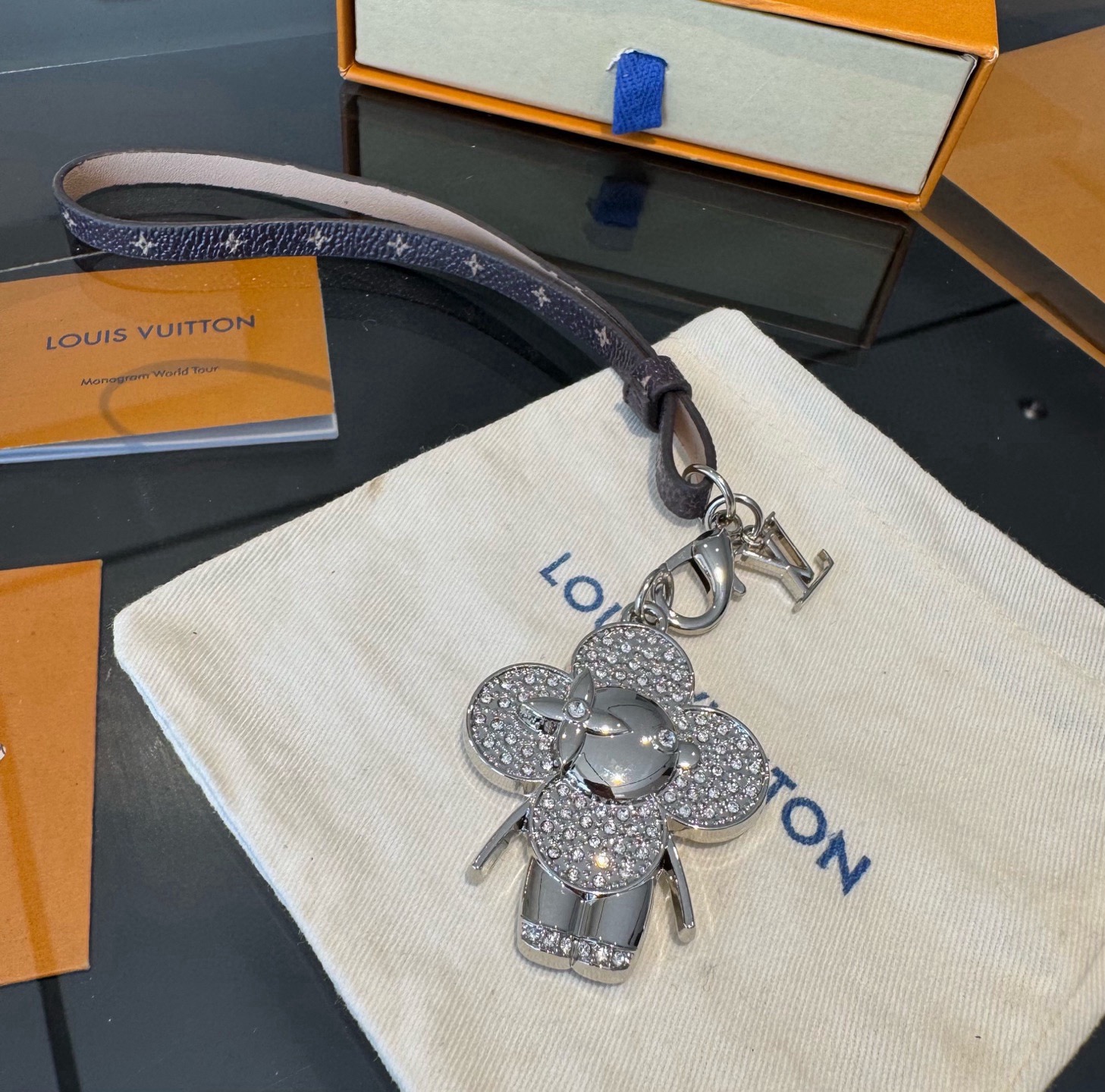 新款 LOUIS VUITTON LV双花皮绳包包挂饰 薇薇安新款挂件，钥匙扣精致。手感真的很赞[强]