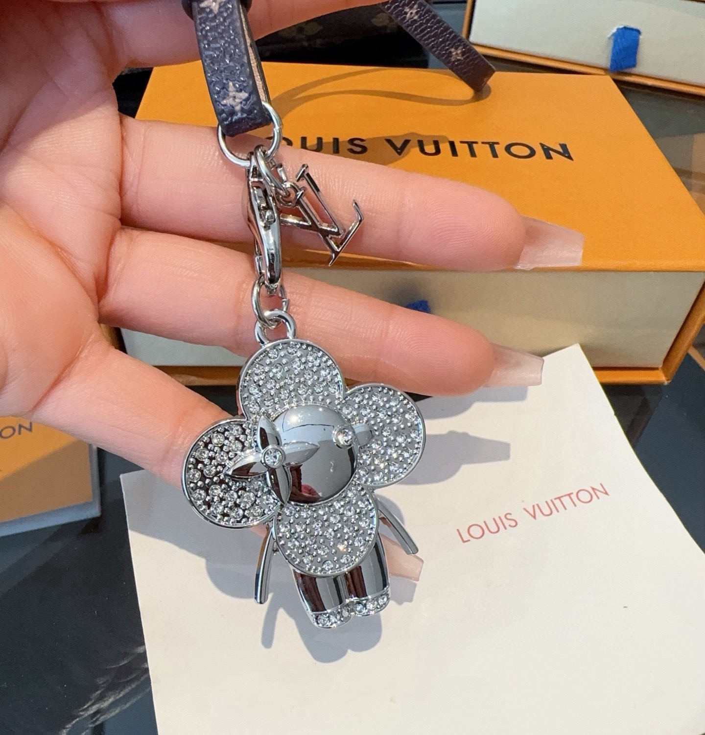 新款 LOUIS VUITTON LV双花皮绳包包挂饰 薇薇安新款挂件，钥匙扣精致。手感真的很赞[强]