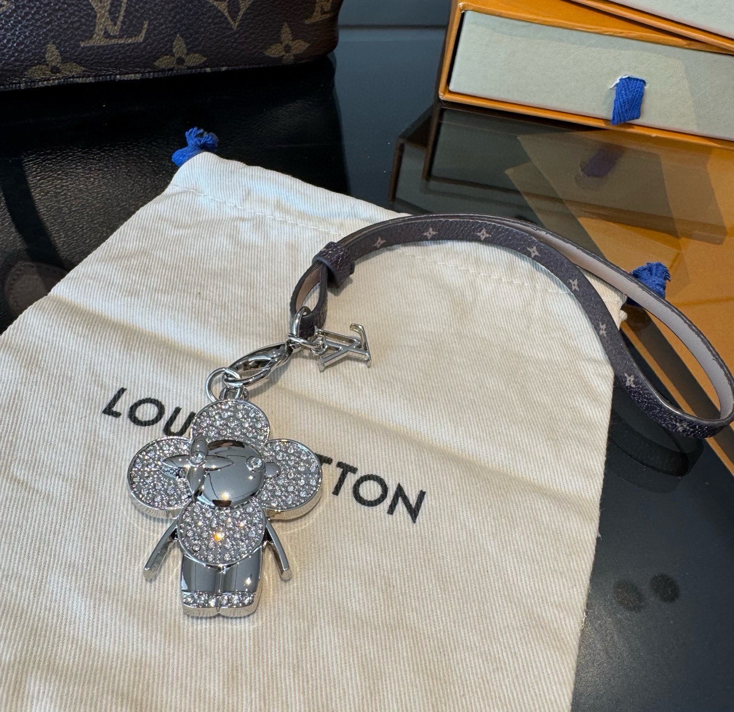 新款 LOUIS VUITTON LV双花皮绳包包挂饰 薇薇安新款挂件，钥匙扣精致。手感真的很赞[强]