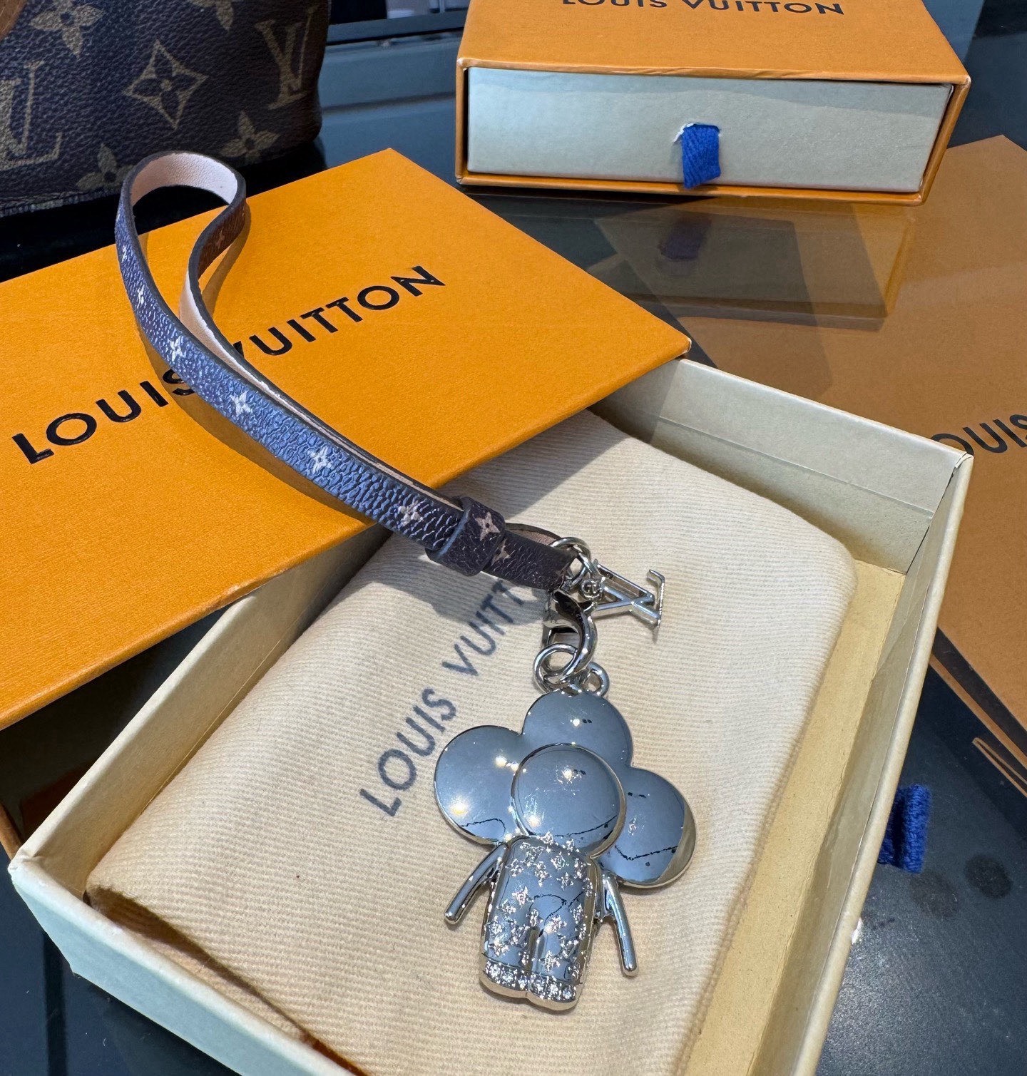 新款 LOUIS VUITTON LV双花皮绳包包挂饰 薇薇安新款挂件，钥匙扣精致。手感真的很赞[强]