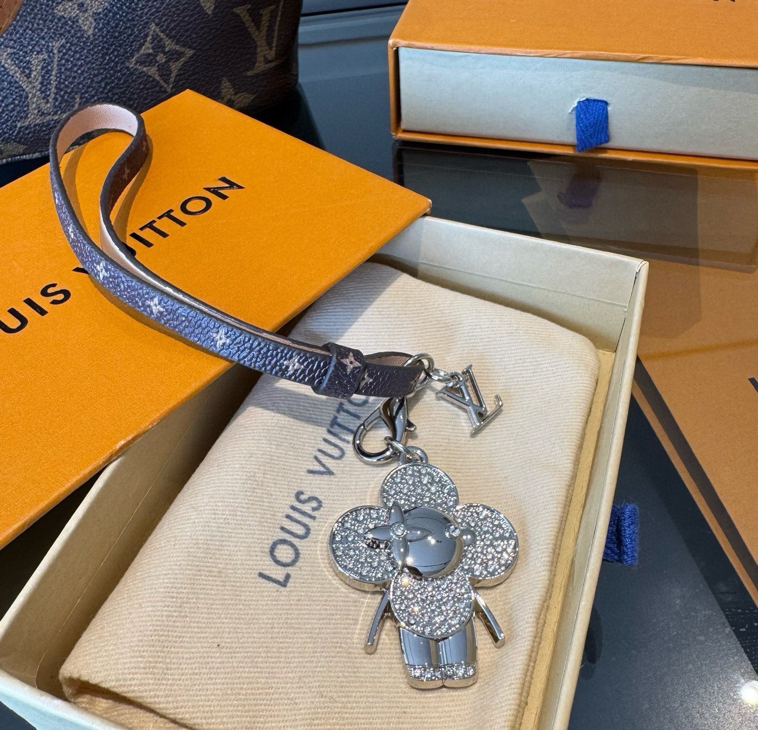 新款 LOUIS VUITTON LV双花皮绳包包挂饰 薇薇安新款挂件，钥匙扣精致。手感真的很赞[强]