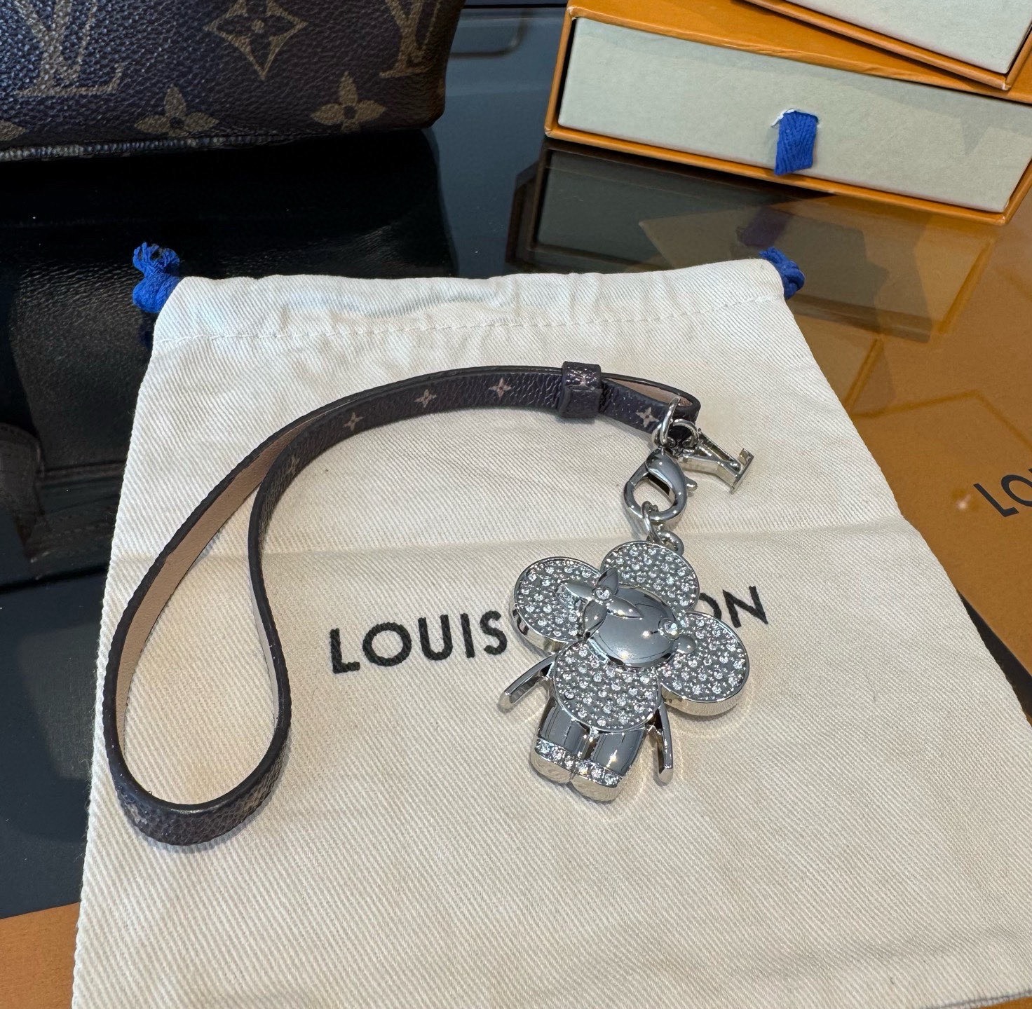 新款 LOUIS VUITTON LV双花皮绳包包挂饰 薇薇安新款挂件，钥匙扣精致。手感真的很赞[强]