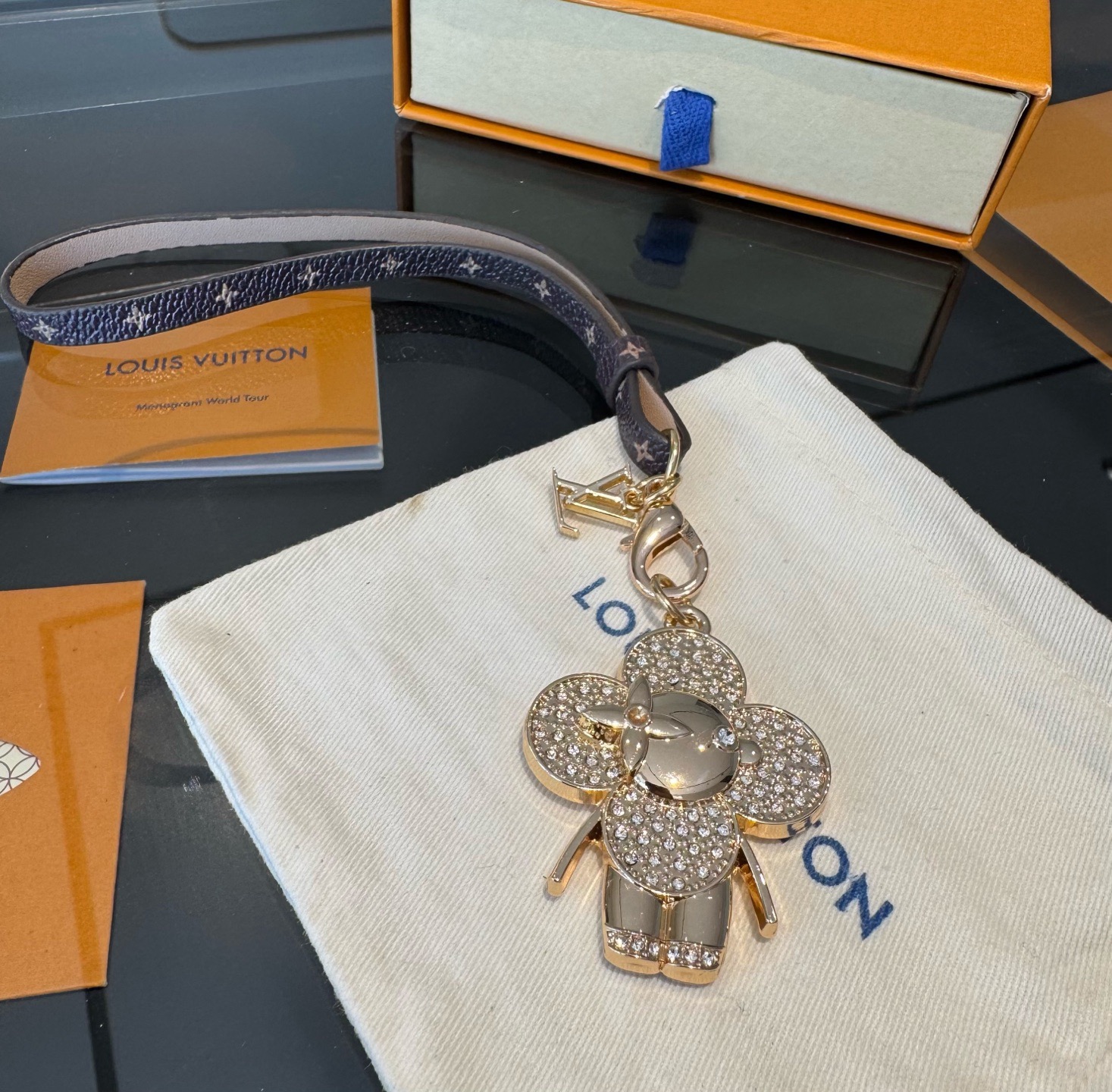 新款 LOUIS VUITTON LV双花皮绳包包挂饰 薇薇安新款挂件，钥匙扣精致。手感真的很赞[强]