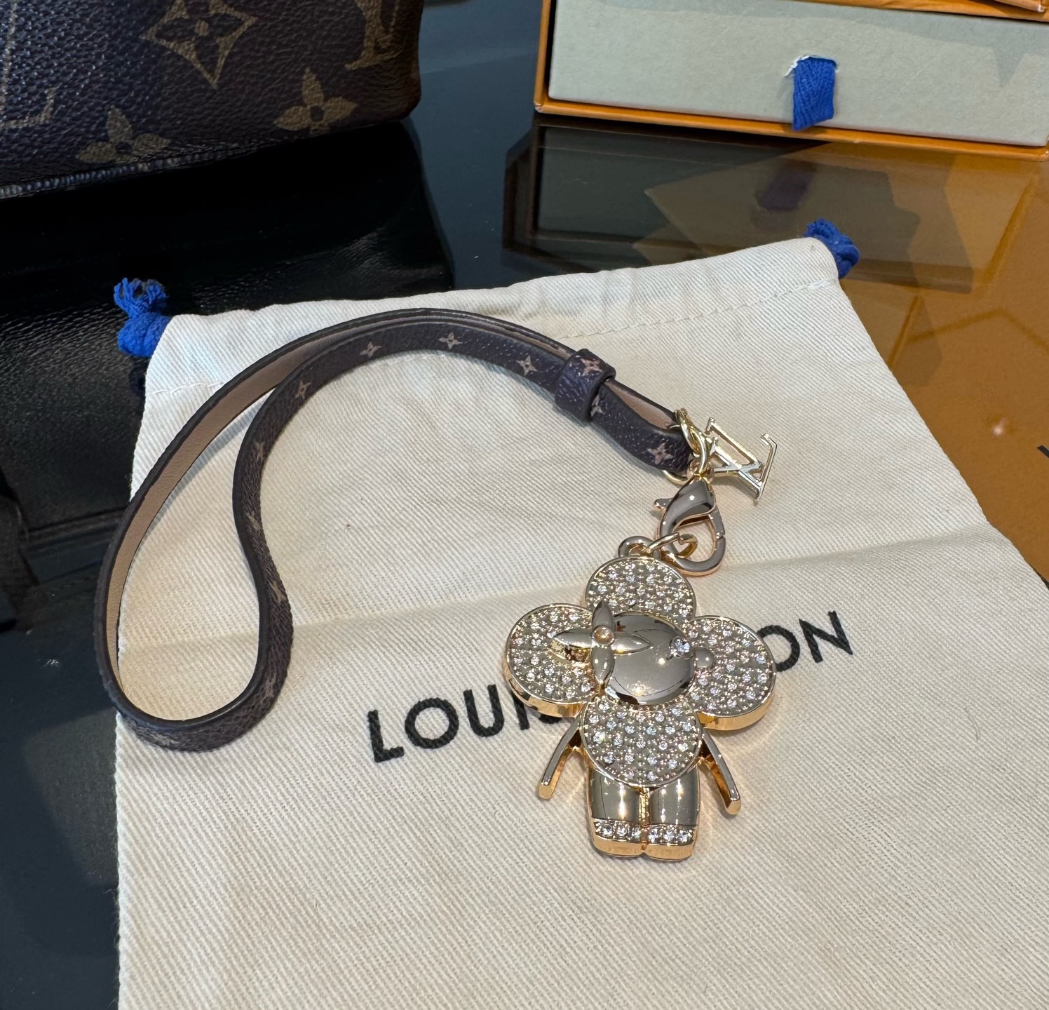 新款 LOUIS VUITTON LV双花皮绳包包挂饰 薇薇安新款挂件，钥匙扣精致。手感真的很赞[强]