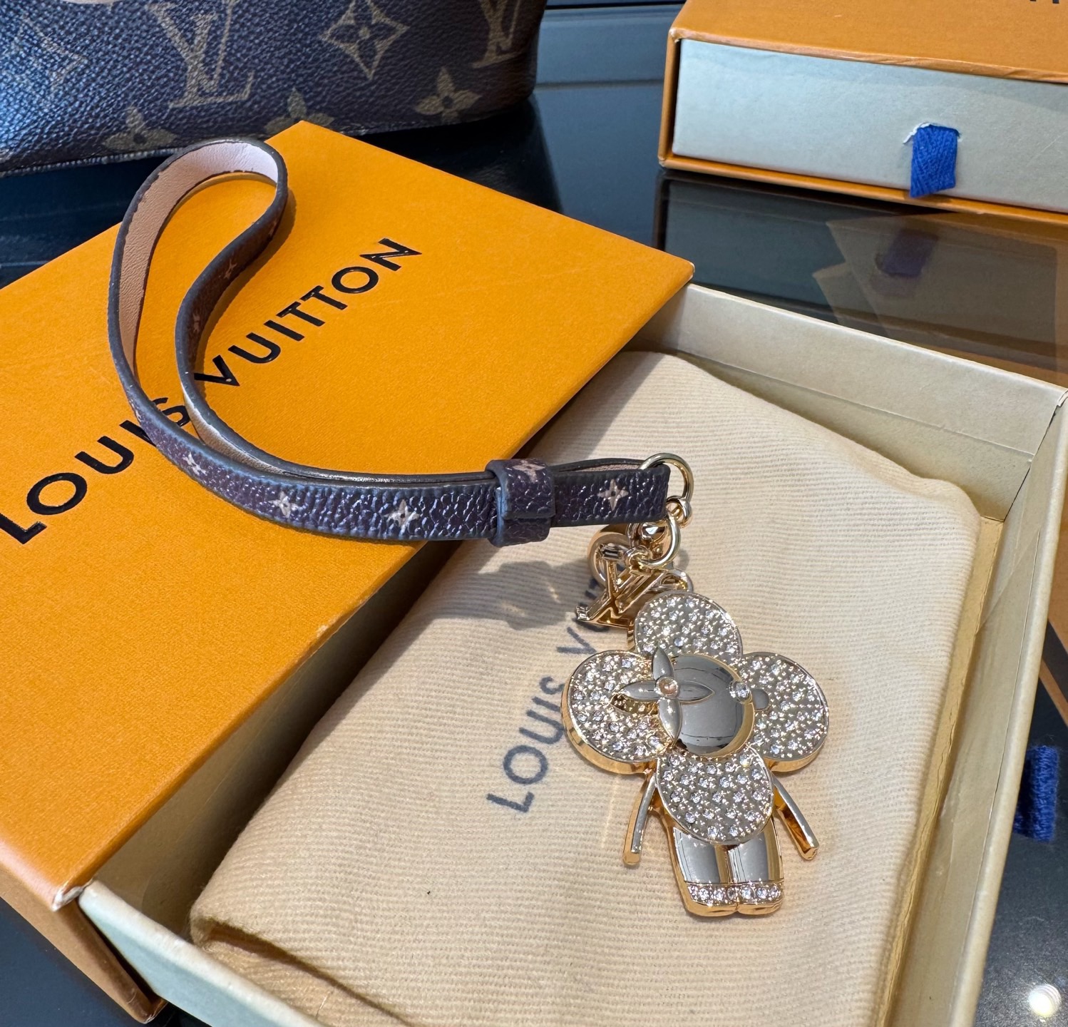 新款 LOUIS VUITTON LV双花皮绳包包挂饰 薇薇安新款挂件，钥匙扣精致。手感真的很赞[强]