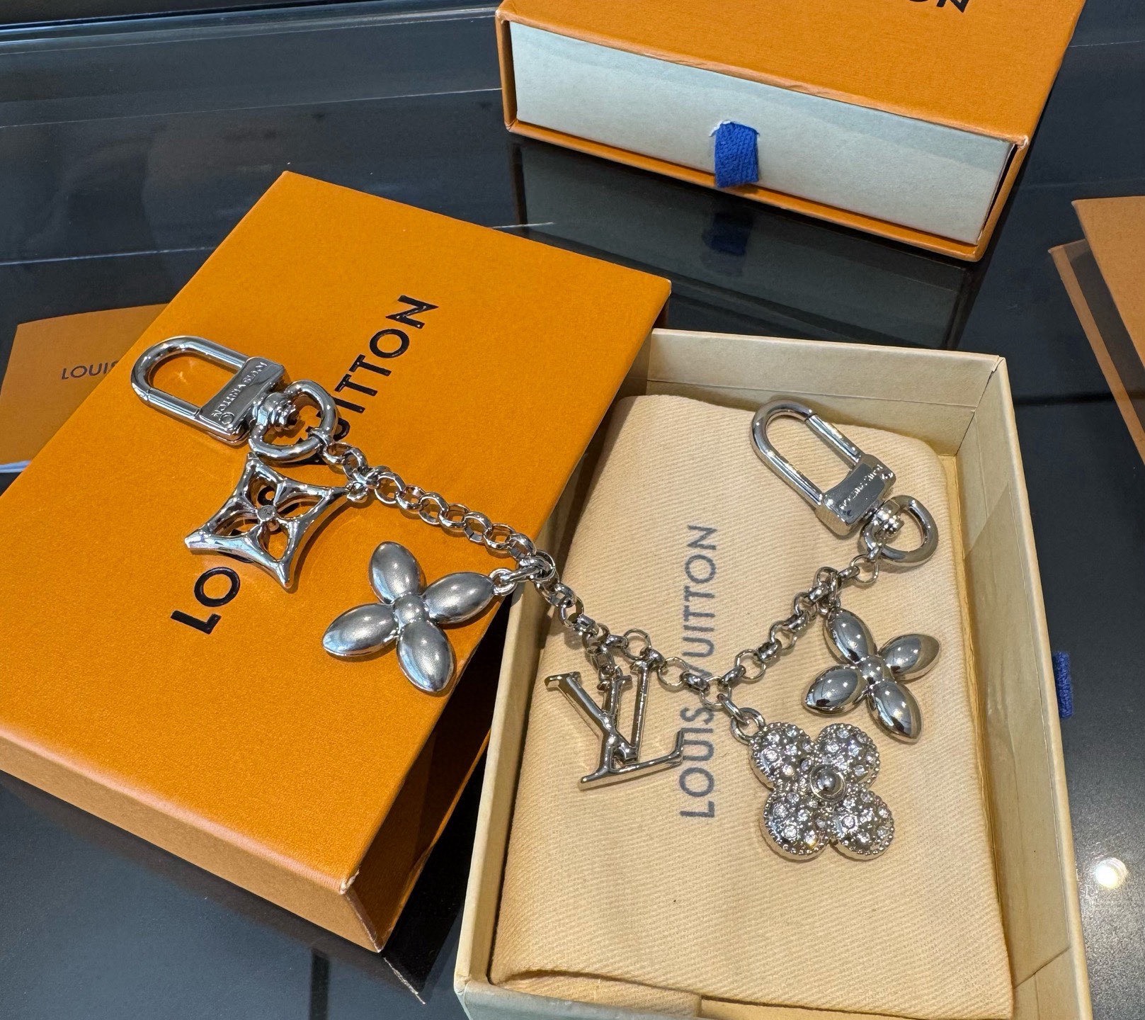 LV钥匙扣 圣诞款包饰 包包挂件包链金色&银色M01188 SPring Street Chain 包饰