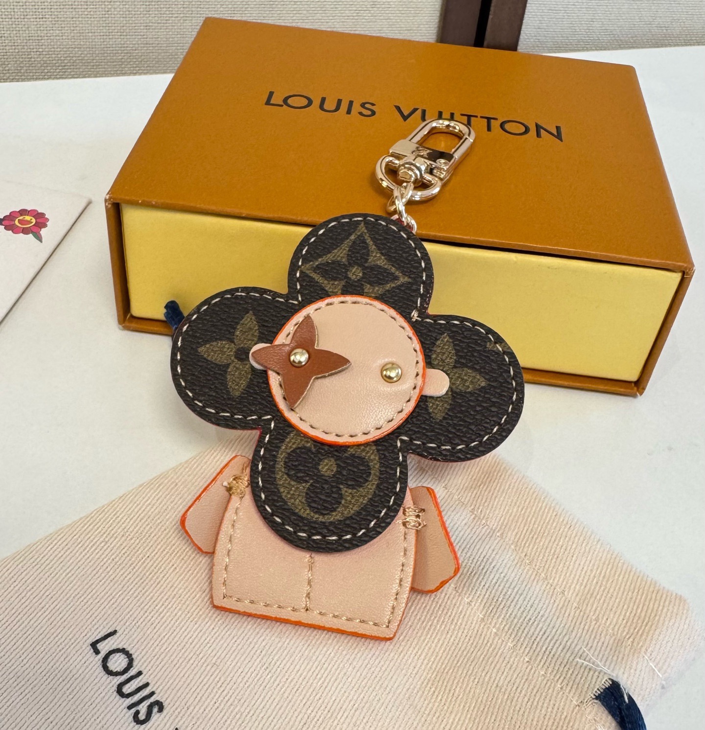 LOUIS VUITTON新款包饰与钥匙扣。LV薇薇安太阳花包包挂件 手机壳挂件可满足各种时尚品味的实用